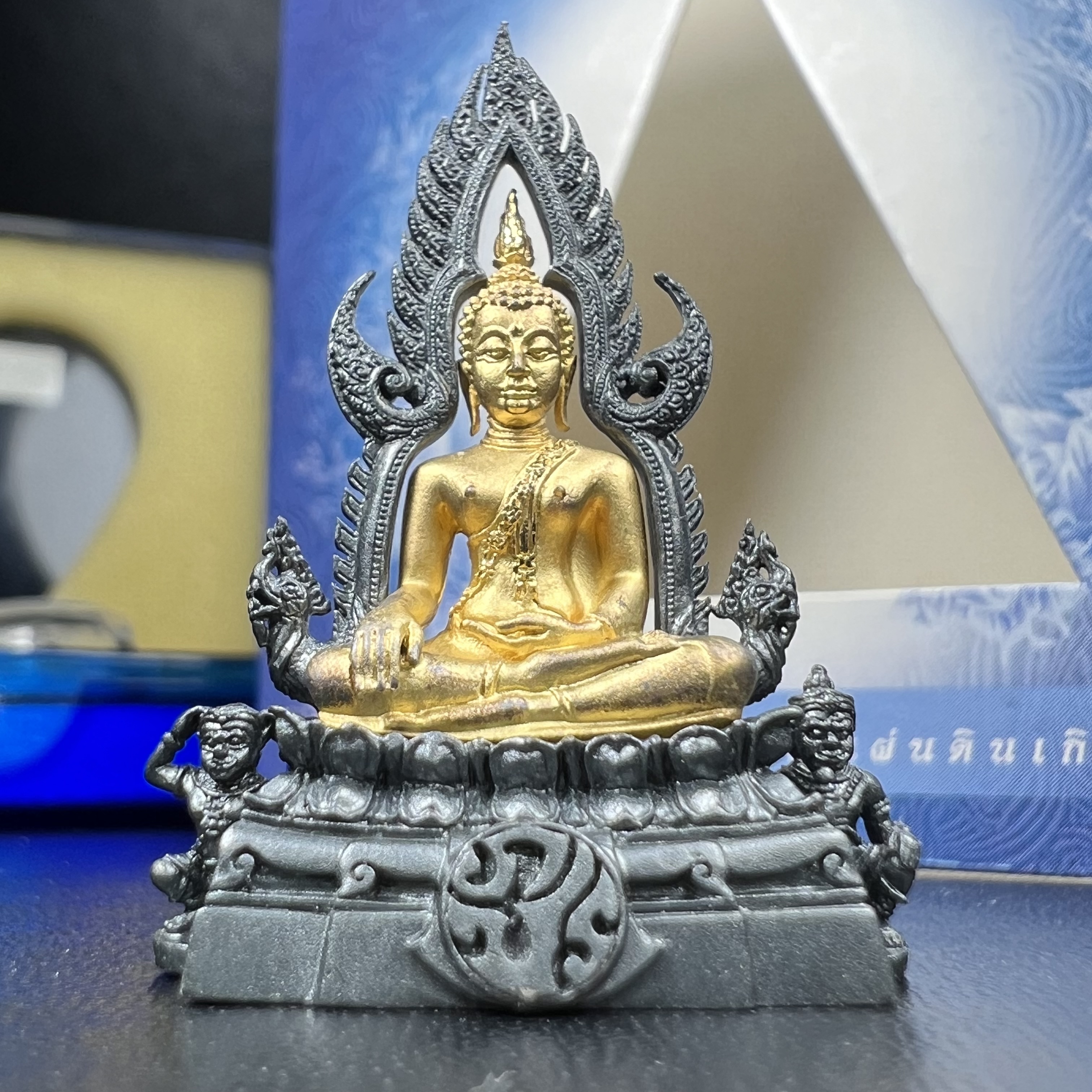 พระพุทธชินราช ภปร. โครงการ เพราะแผ่นดินนี้คือแผ่นดินเกิด เนื้อเงินชุบทองคำซุ้มรมดำ ปี2551 ขนาดหน้าตัก1/2นิ้ว(3.5*2.5 ซม.) (สวยงามหายาก)1ใน 5000 องค์