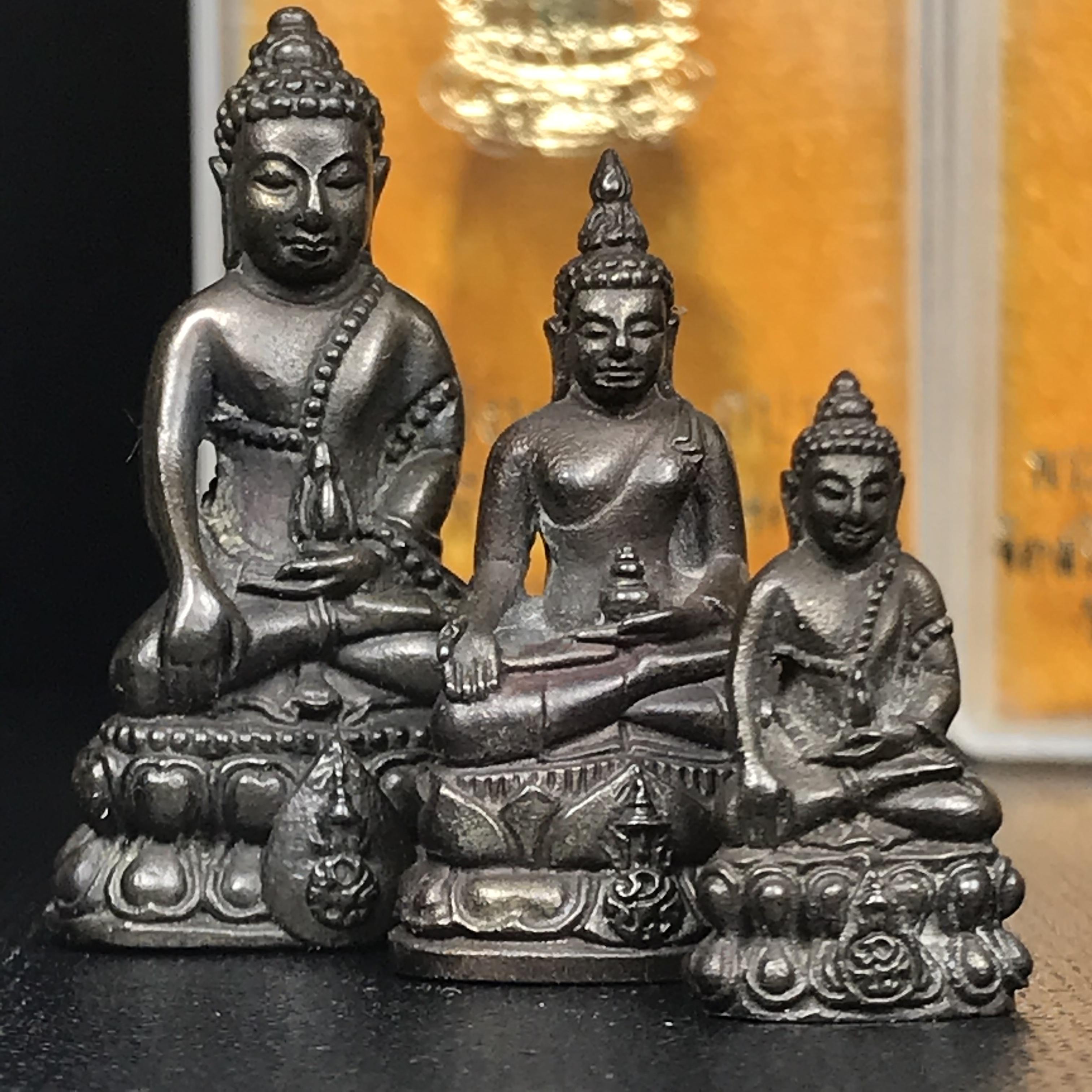 พระกริ่งนวปทุม ภปร.-พระชัยวัฒน์นวปทุม ภปร.-พระกริ่งไพรีพินาศ ภปร. รุ่นแรก วัดปทุมวนาราม ครบชุดเนื้อนวโลหะ ปี2535(ในหลวงรัชกาลที่9เสด็จเททอง)(1ใน3000ชุด)หายาก