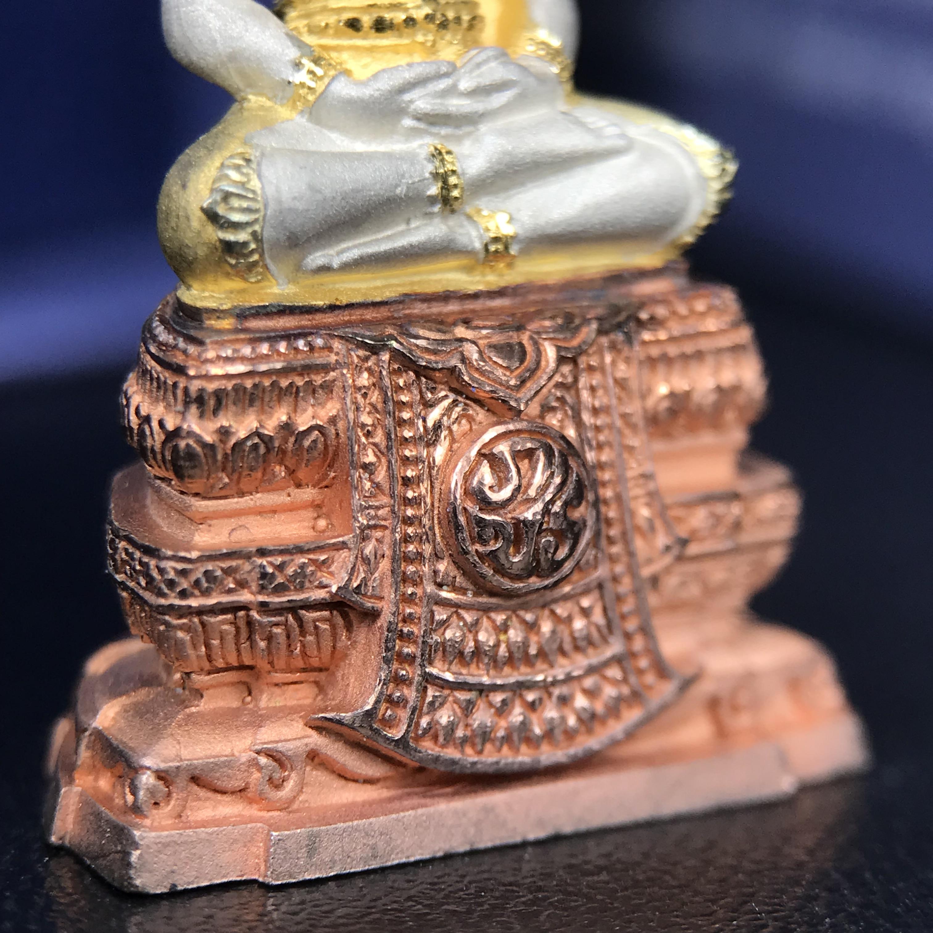 พระแก้วมรกต ภปร. ปี 2547 จัดสร้างโดยโรงพยาบาลภูมิพลอดุลยเดช เนื้อเงิน(3 กษัตริย์) ลอยองค์ หน้าตัก 1/2 นิ้ว สูง 3.7 ซม.พิธีมหามังคาภิเษก ณ พระอุโบสถวัดพระศรีรัตนศาสดาราม(วัดพระแก้ว) งดงามทรงคุณค่าอีกหนึ่งรุ่นยอดนิยม หายาก(องค์หมายเลข ๑๘๒๓)