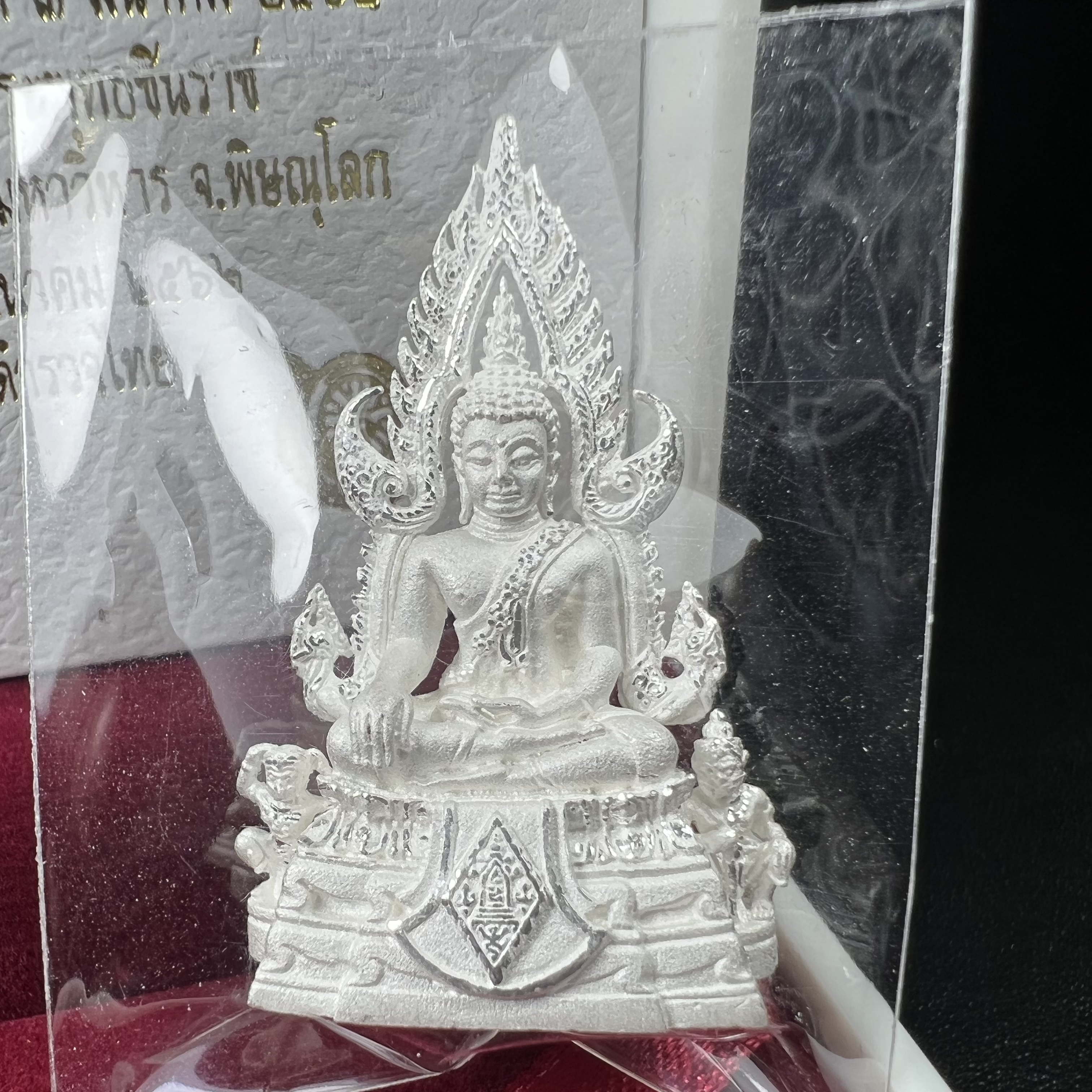 พระพุทธชินราช รุ่น ประวัติศาสตร์ มูลนิธิเพื่อตำรวจไทยจัดสร้าง ปี 2562 เนื้อเงินขัดเงา พิมพ์พระพุทธชินราช ลอยองค์ แบบจิวเวอร์รี่(ขนาดสูง 3.5 ซม.) (สภาพ สวย ซีนซองเดิม กล่องบบรรจุเดิมครบสมบูรณ์)