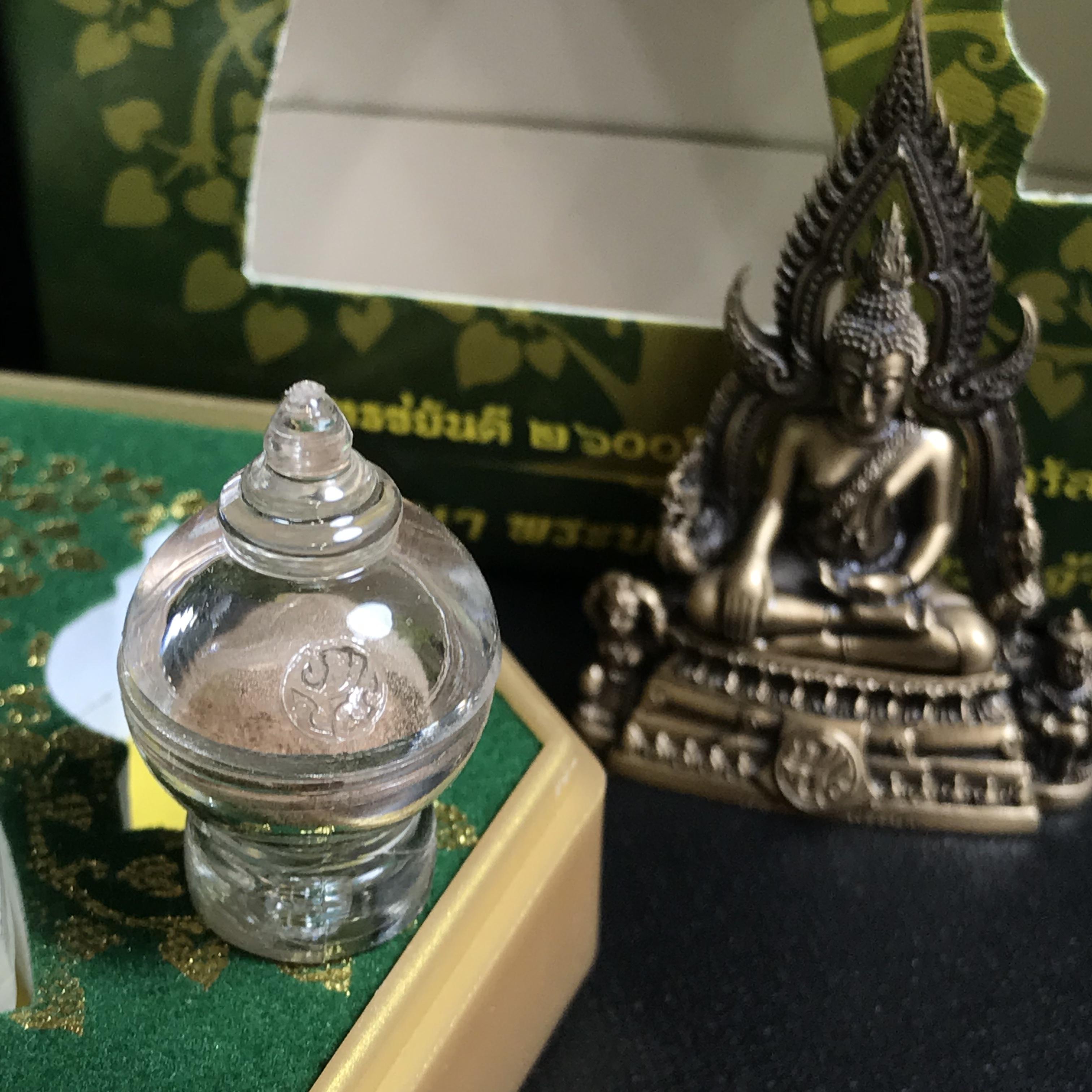 พระพุทธชินราช(จำลอง) ภปร 84 พรรษา เนื้อบรอนซ์รมดำซาติน พิมพ์ใหญ่ขนาดหน้าตัก 3/4 นิ้ว(1ใน5000องค์) )(พระราชทานมวลสาร จิตรลดาและเส้นพระเจ้า(เส้นผม)รัชกาลที่9)