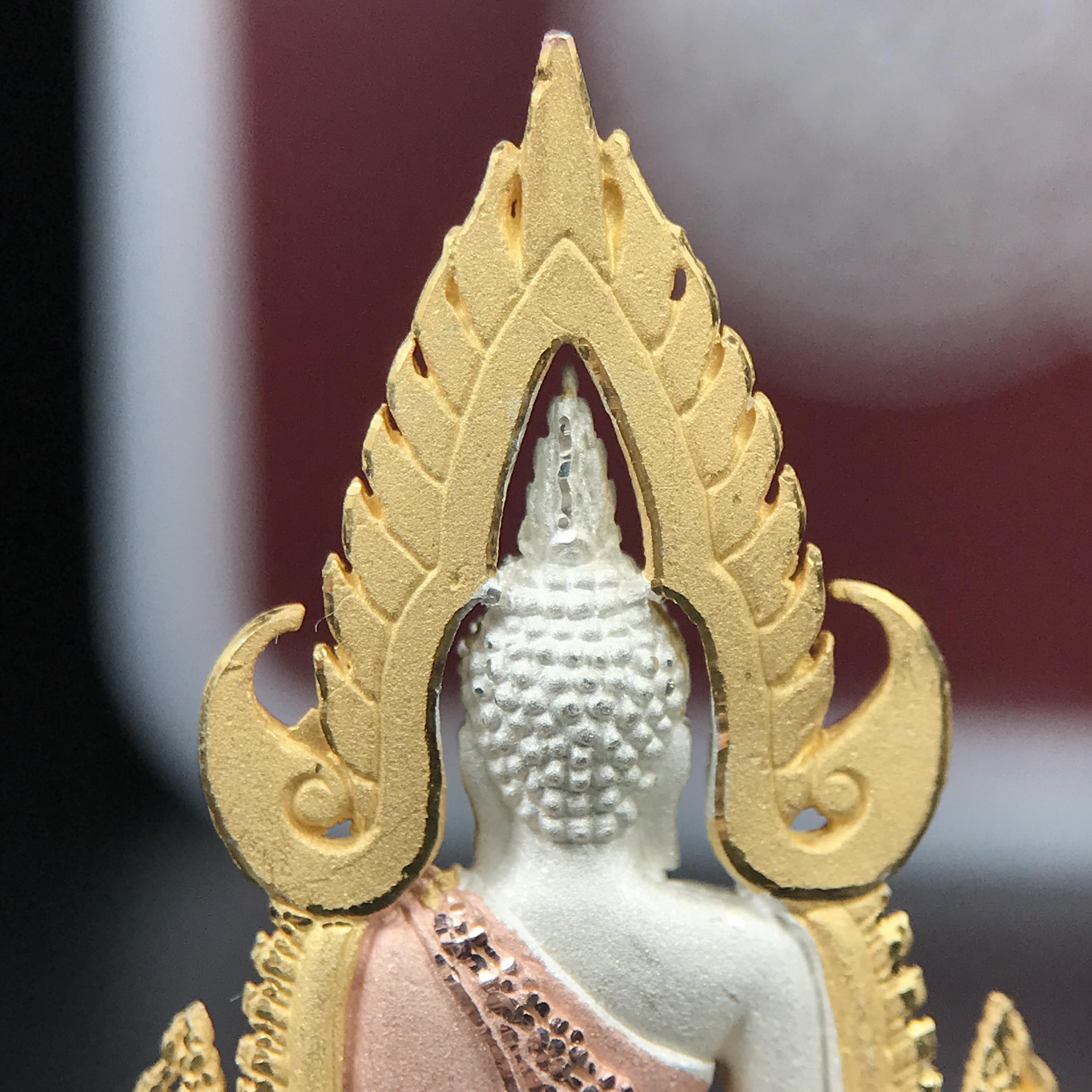 พระพุทธชินราช รุ่น ประวัติศาสตร์ มูลนิธิเพื่อตำรวจไทยจัดสร้าง ปี 2562 เนื้อเงินชุบสามกษัตริย์ขัดเงา พิมพ์พระพุทธชินราช ลอยองค์ แบบจิวเวอร์รี่(ขนาดสูง 3.5 ซม.) (สภาพ สวย ซีนซองเดิม กล่องบบรรจุเดิมครบสมบูรณ์)1 ใน 1999 องค์)