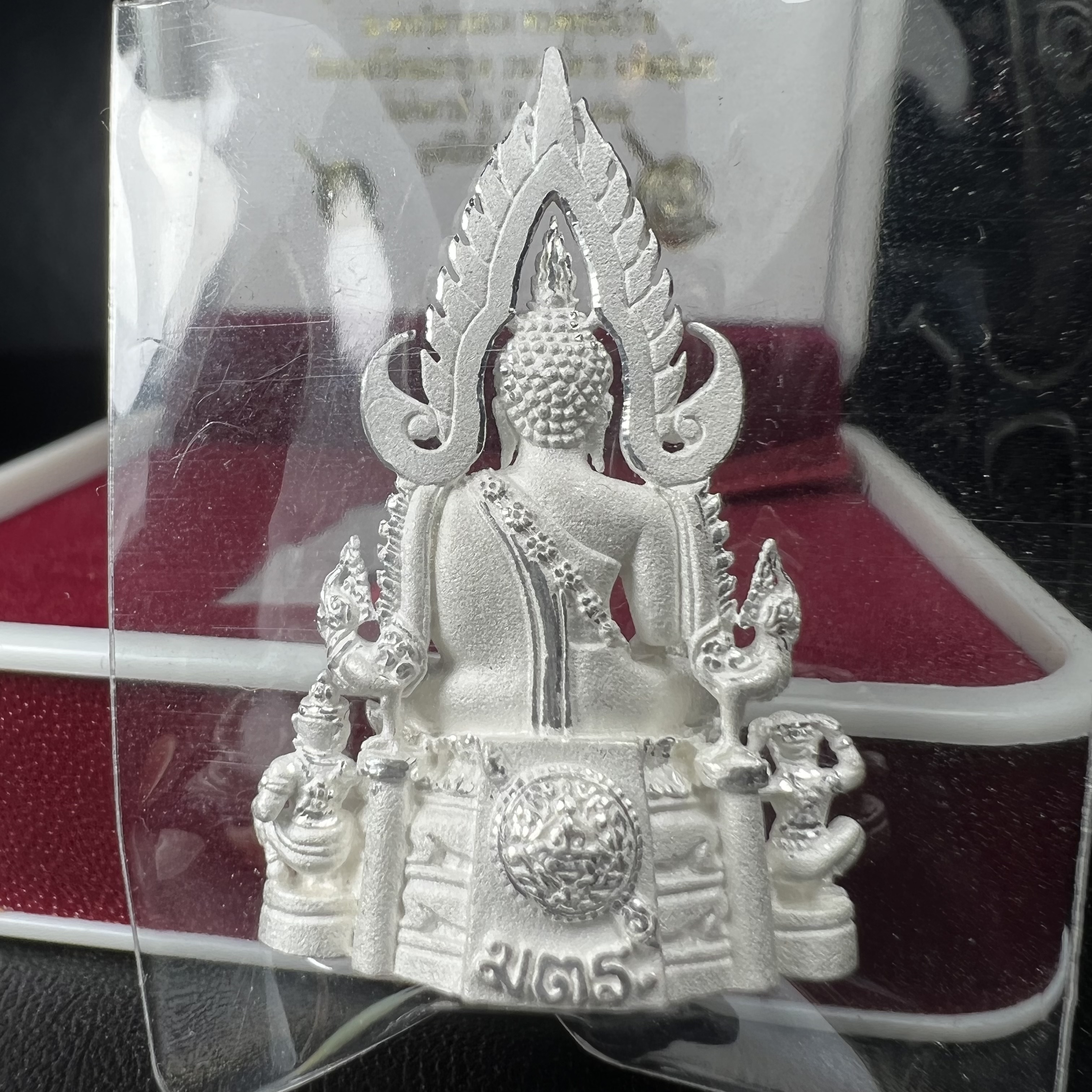 พระพุทธชินราช รุ่น ประวัติศาสตร์ มูลนิธิเพื่อตำรวจไทยจัดสร้าง ปี 2562 เนื้อเงินขัดเงา พิมพ์พระพุทธชินราช ลอยองค์ แบบจิวเวอร์รี่(ขนาดสูง 3.5 ซม.) (สภาพ สวย ซีนซองเดิม กล่องบบรรจุเดิมครบสมบูรณ์)