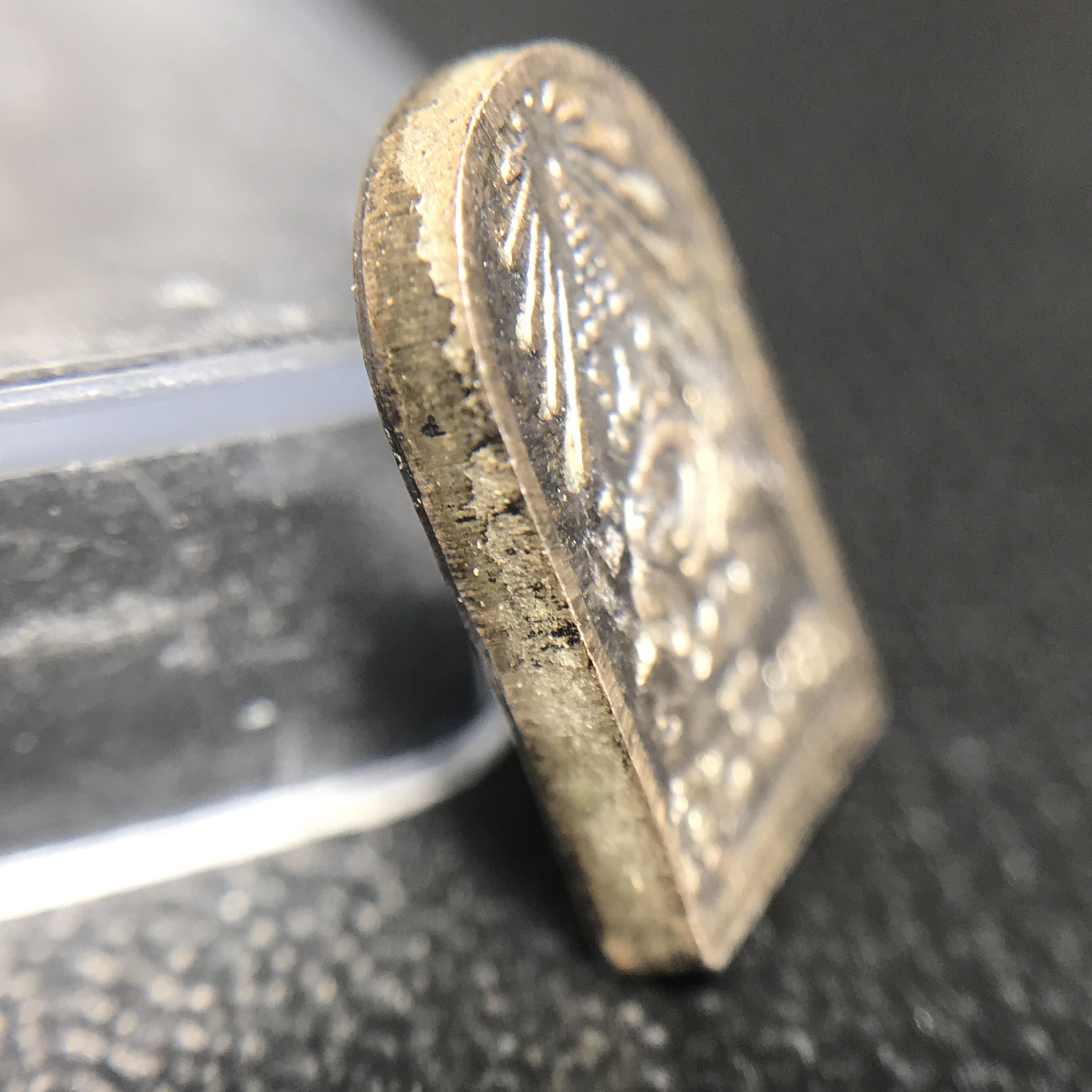 พระปรกใบมะขาม พระพุทธสิหิงค์ ภปร. ธรรมศาสตร์ 50ปี เนื้อเงิน(ในหลวงรัชกาลที่9 เสด็จเททอง)(พระปรกใบมะขาม ภปร. รุ่นแรก)(คัดสภาพสวยคมชัด ผิวเดิม)หายาก