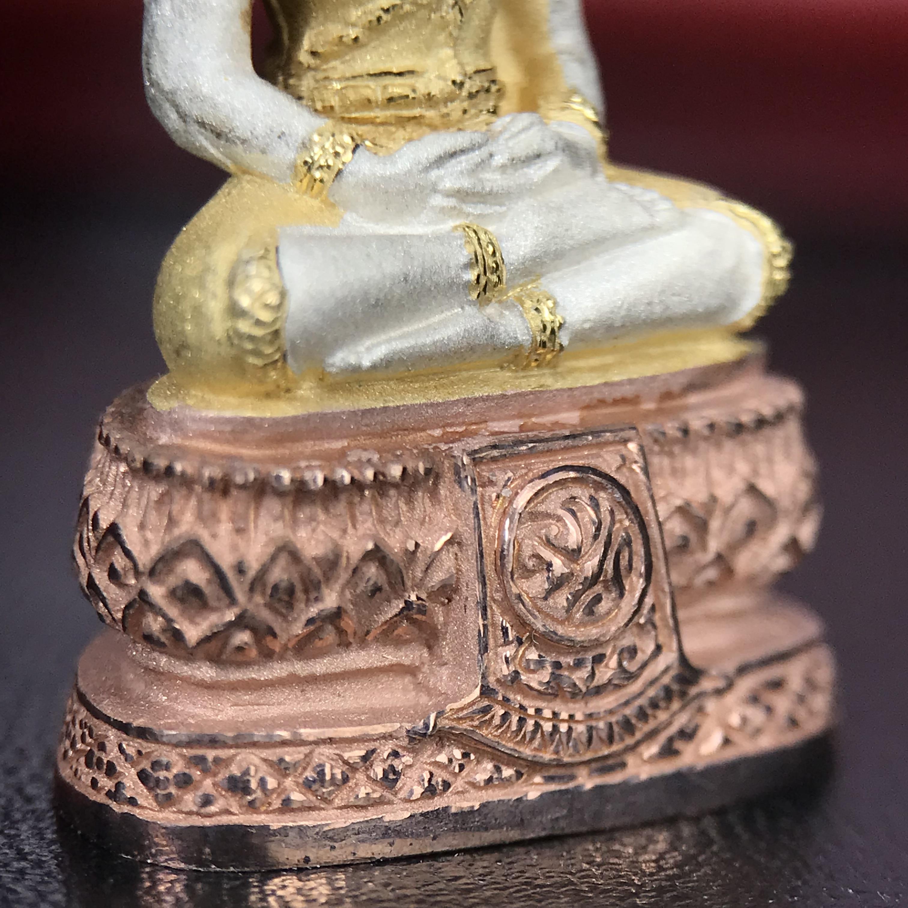 พระแก้วมรกต ภปร.(รุ่นแรก) ปี2545 จัดสร้างในมหาวโรกาส พระบาทสมเด็จพระเจ้าอยู่หัวรัชกาลที่ 9 ครบรอบ 75 พรรษา และฉลองกรุงรัตนโกสินทร์ครบ 220 ปี พิมพ์ลอยองค์ใหญ่ เนื้อเงินบริสุทธิ์ 92.5%(สามกษัตริย์) ขนาด 19*35 มม. พร้อมกล่อง สวยครบสมบูรณ์(องค์หมายเลข ๒๐๐)