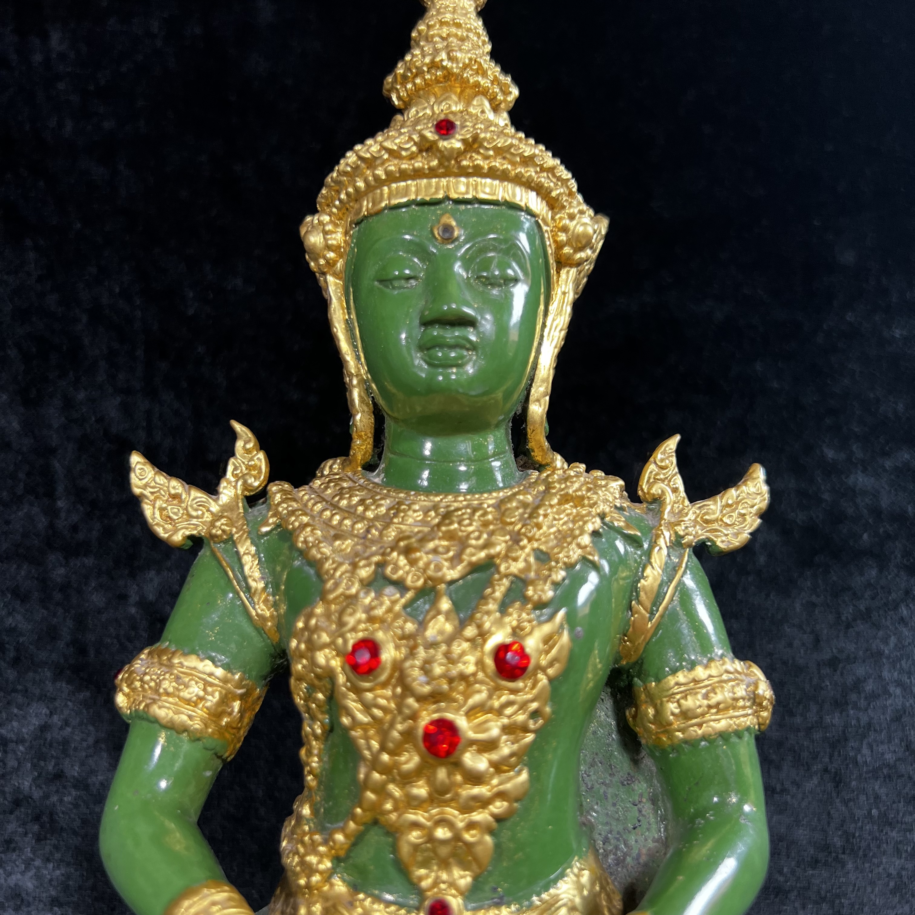 พระพุทธมหามณีรัตนปฏิมากร (จำลอง)พระแก้วมรกต วัดพุทธไทยถาวรวนาราม นครนิวยอร์ก ตรา ภปร. 6รอบ 72พรรษา ในหลวงรัชกาลที่9 ปี2542 ขนาดบูชาหน้าตัก 5นิ้ว หล่อเนื้อโลหะ(ในหลวงรัชกาลที่9 เสด็จเจิมพระสุหร่าย)(1ใน999องค์)