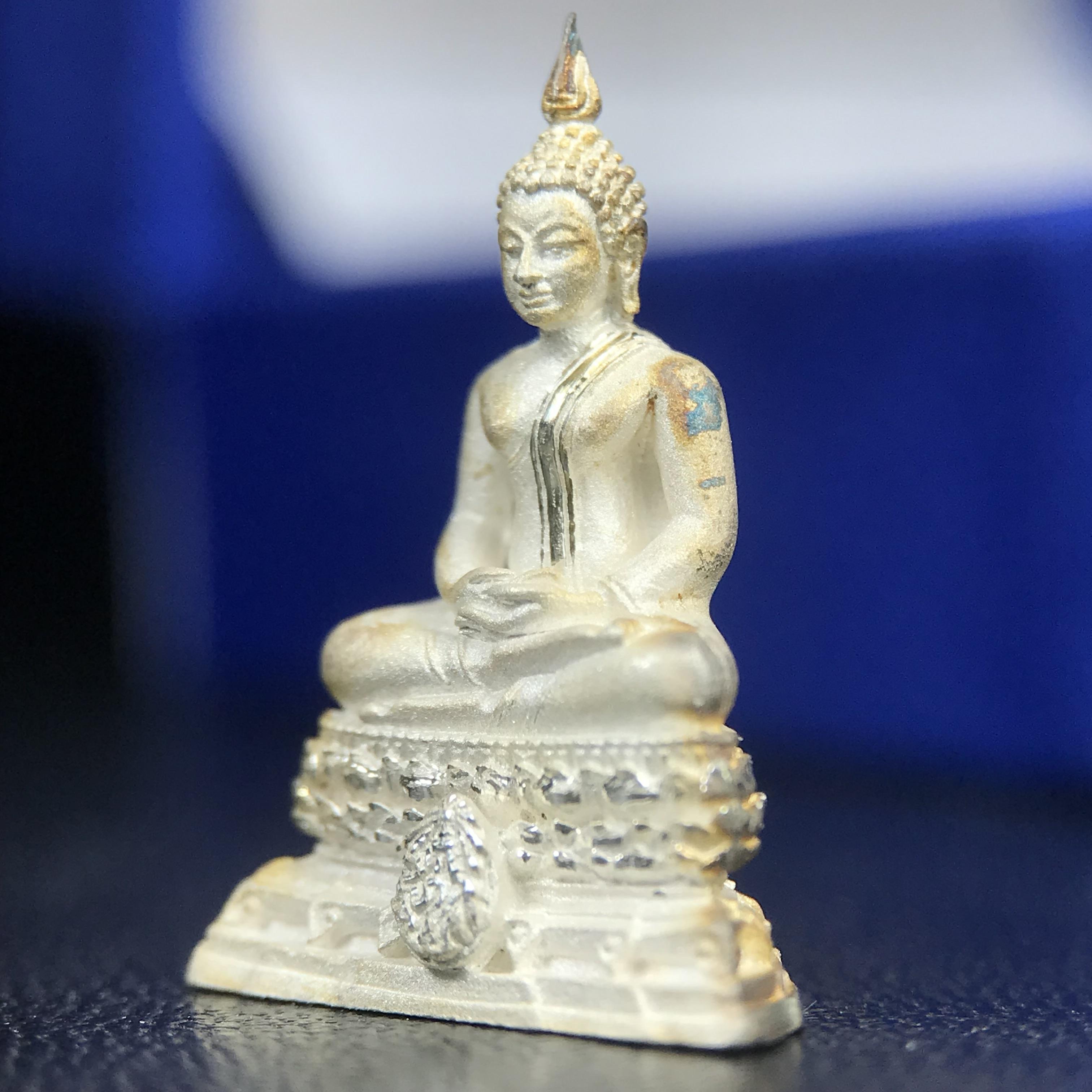 พระชัยวัฒน์พุทธสิหิงค์ ภปร. รุ่นสร้างหอพระธรรมศาสตร์ ปี2542 เนื้อเงิน(ผิวเดิมติดรุ้งสวย กล่องครบสวยสมบูรณ์)(ขนาดสูง 2 ซม.)มหาพิธี 3วาระอันยิ่งใหญ่(ตอกโค๊ตและหมายเลข๒๔๓๘)1ใน 10000 องค์