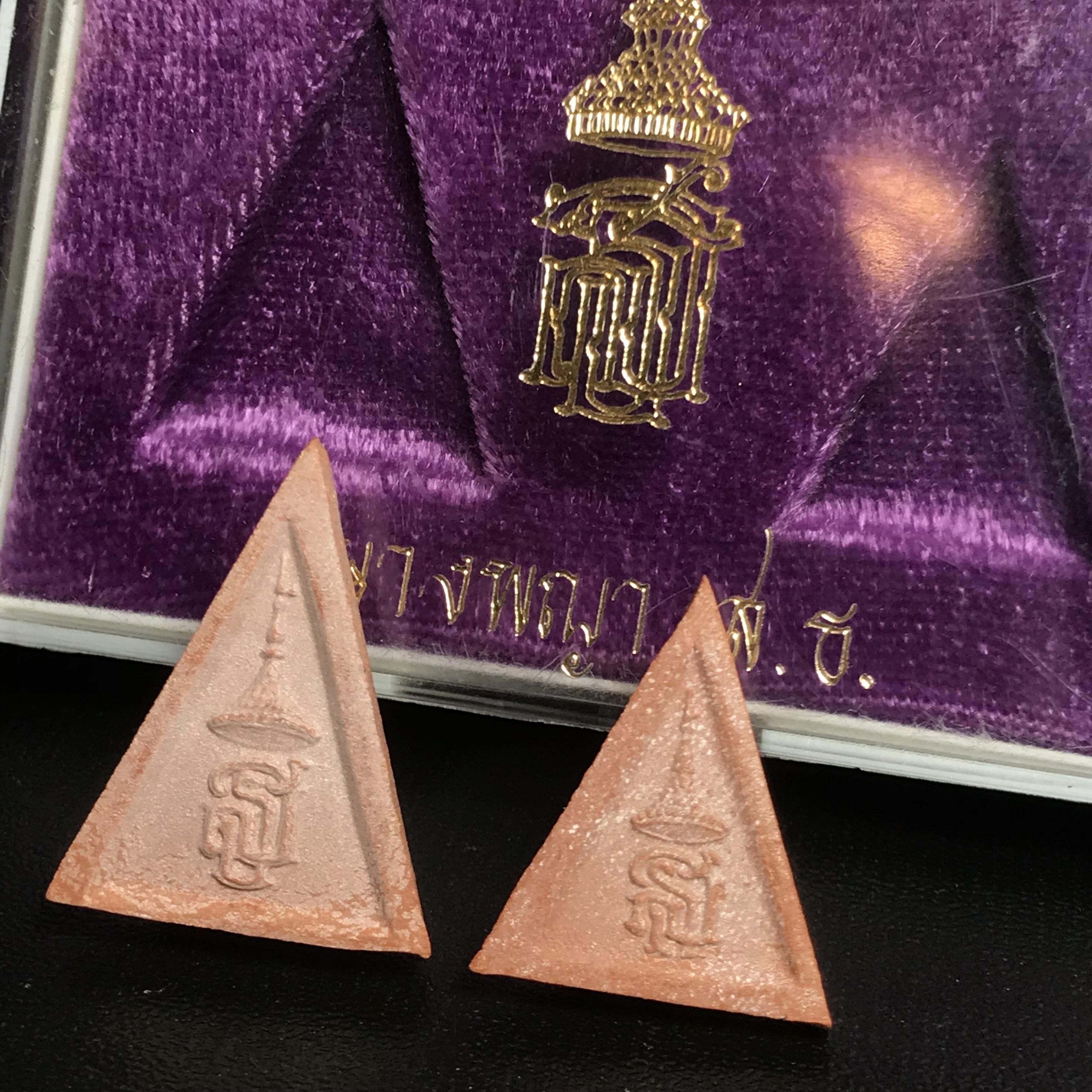 สมเด็จนางพญา ส.ธ. พิมพ์ใหญ่ + พิมพ์เล็ก ครบชุด ปิดทองเดิมจากวัด พ.ศ.2530 พระดี พิธีใหญ่ พร้อมกล่องเดิมจากวัด ประกอบพิธีพุทธาภิเษกพร้อมกับพิธีพระกริ่งปวเรศ ปี2530 วัดบวรนิเวศและวัดพระแก้ว