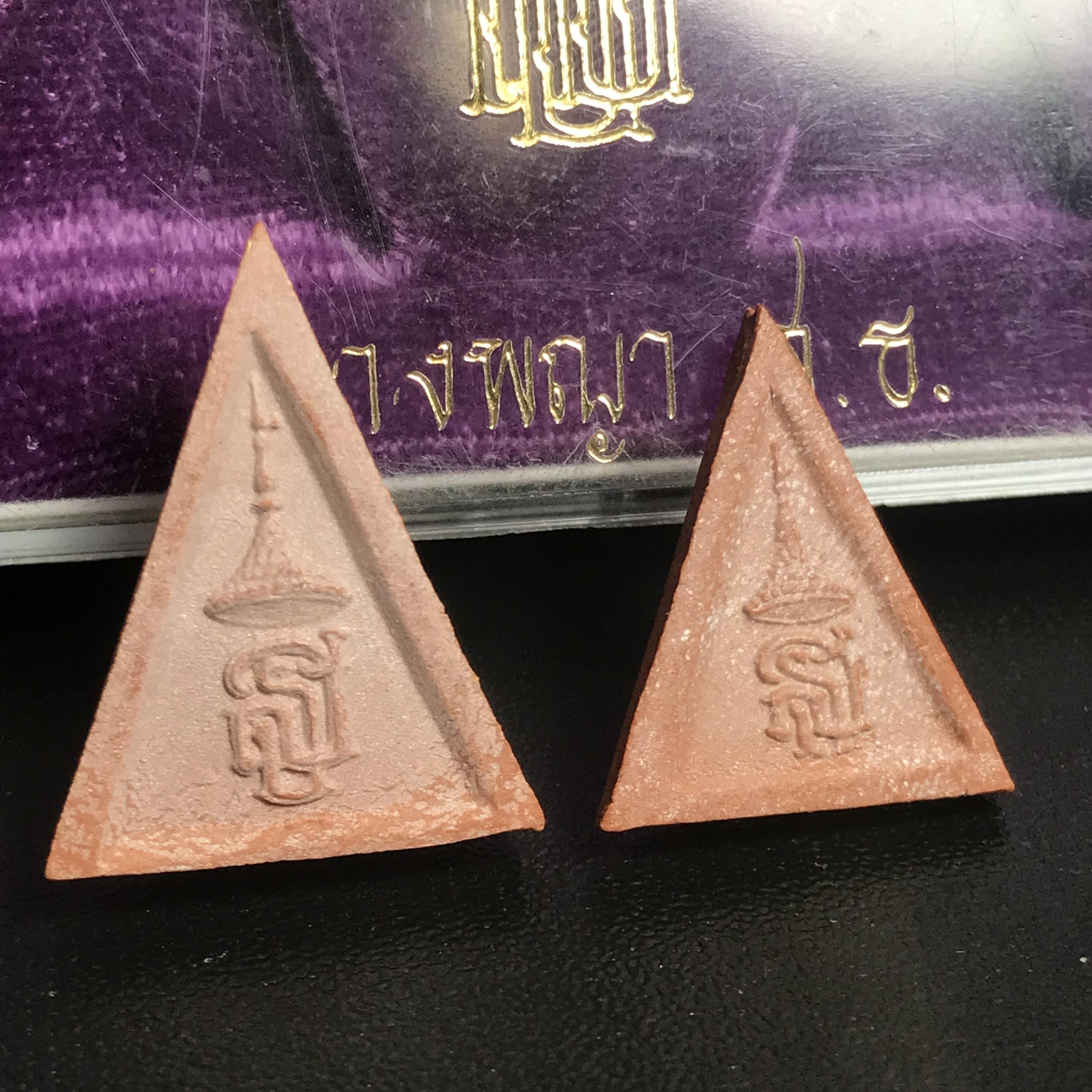 สมเด็จนางพญา ส.ธ. พิมพ์ใหญ่ + พิมพ์เล็ก ครบชุด ปิดทองเดิมจากวัด พ.ศ.2530 พระดี พิธีใหญ่ พร้อมกล่องเดิมจากวัด ประกอบพิธีพุทธาภิเษกพร้อมกับพิธีพระกริ่งปวเรศ ปี2530 วัดบวรนิเวศและวัดพระแก้ว