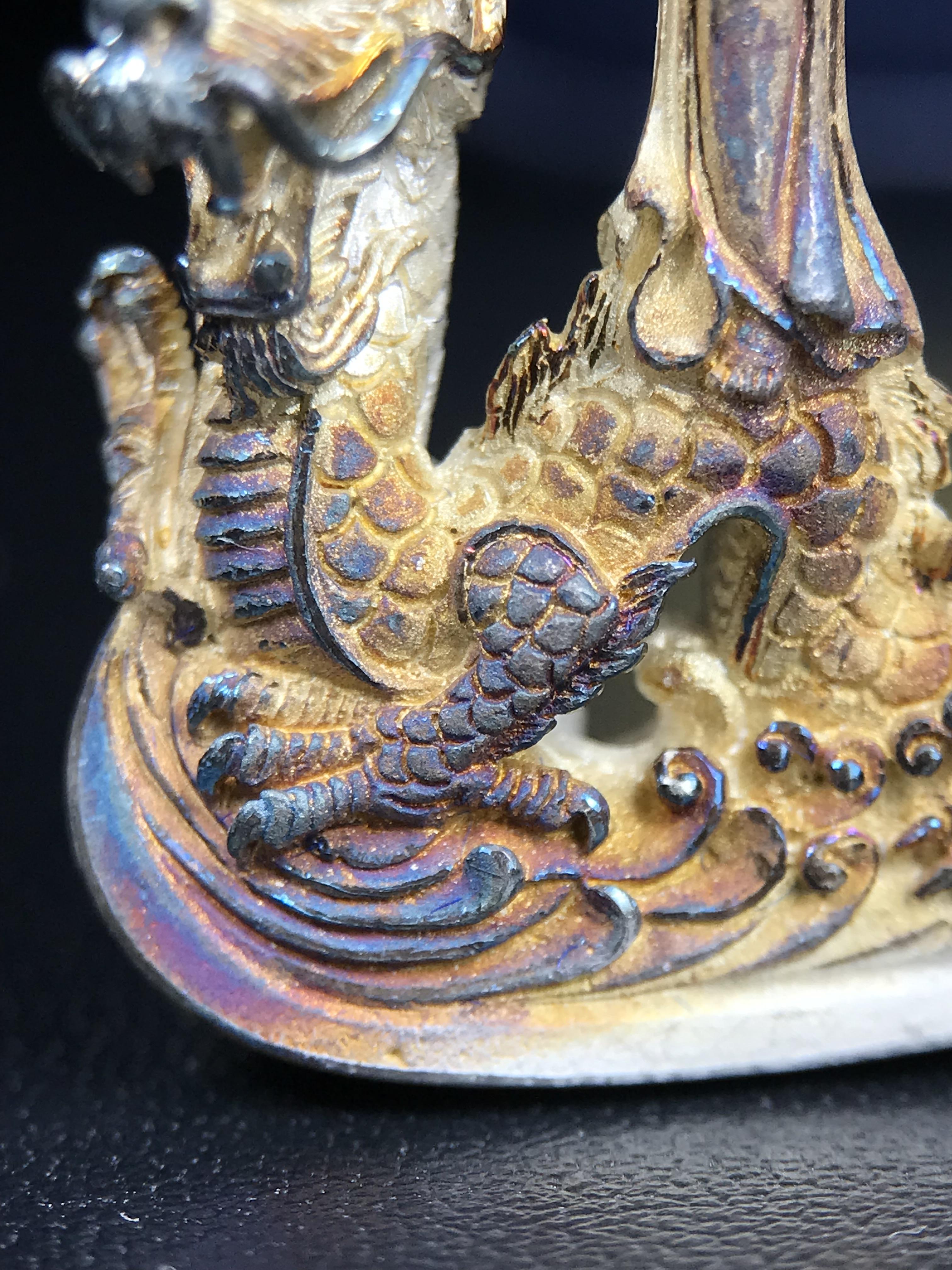 รูปหล่อลอยองค์พระโพธิสัตว์กวนอิม ทรงประทับมังกร จ.ระนอง ปี 2539 เนื้อเงิน พิมพ์ใหญ่(ผิวรุ้งไฟ)(สภาพผิวเดิมขึ้นสีรุ้งธรรมชาติสวยแบบนิยม)(เสน่ห์พระเนื้อเงินสีสันที่ธรรมชาติสรรค์สร้าง)เฉลิมฉลองในวโรกาสที่พระบาทสมเด็จพระเจ้าอยู่หัวทรงครองสิริราชสมบัติครบ50ปี