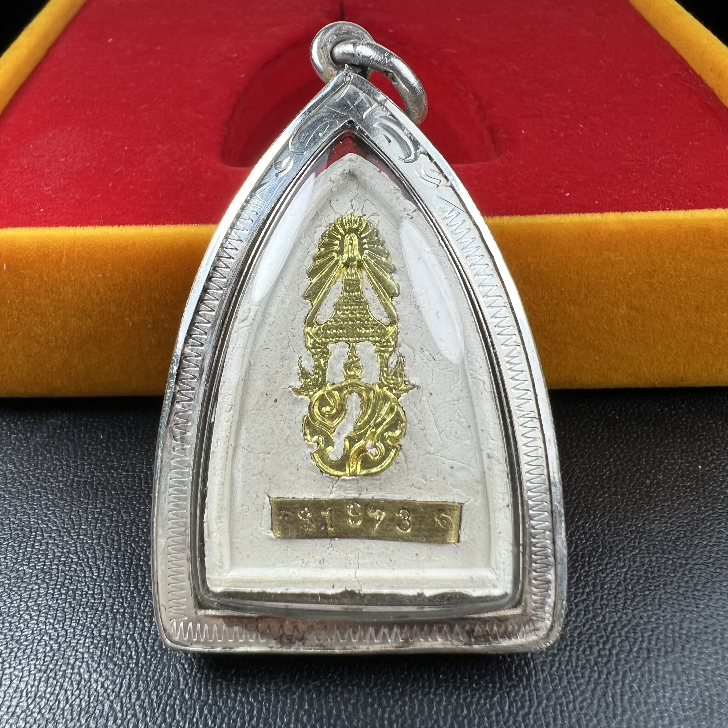 พระหลวงปู่ทวด ภปร.ปี 2547(พระชุดกรรมการ)ทรงกลีบบัว เนื้อผงสมเด็จฯ(โรยผงตะไบ ชนวนเก่า) เลี่ยมกรอบเนื้อเงินแท้(95%) กล่องบรรจุเดิมครบ พิธีมหาพุทธาภิเษก ณ วัดพระศรีรัตนศาสดาราม(วัดพระแก้ว)(เนื้อสีขาวหายากพบเจอน้อย)