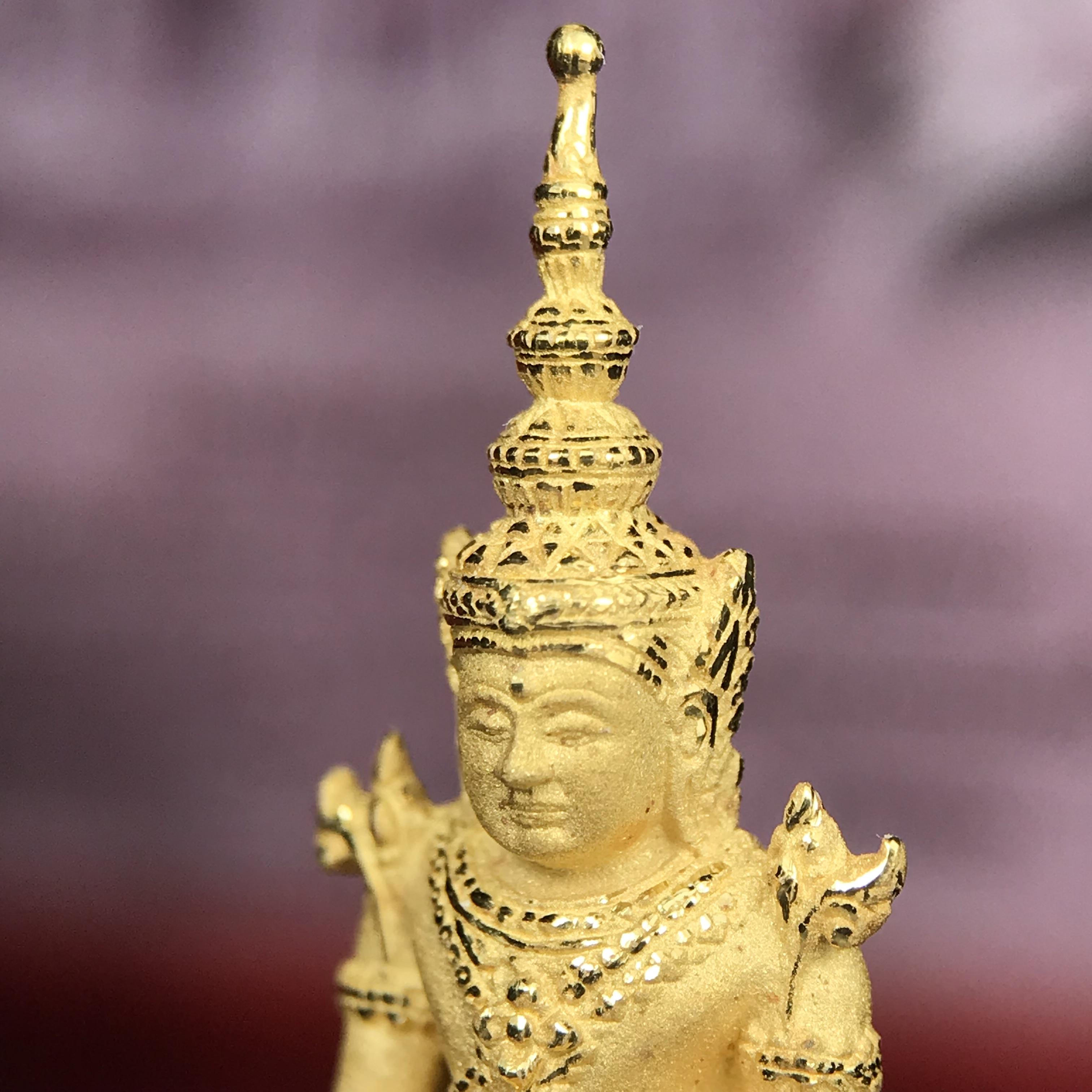 พระแก้วมรกต ภปร.(รุ่นแรก) ปี2545 รุ่นฉลองกรุงรัตนโกสินทร์ครบ 220 ปี พิมพ์ลอยองค์ใหญ่ เนื้อทองคำบริสุทธิ์ 96.5%(15.2 กรัม) ขนาด 19*35 มม.ครบสมบูรณ์(องค์หมายเลข ๓๓)(เลขคู่สวย)สุดยอดมงคลแผ่นดินที่ควรเก็บรักษา บูชาเป็นมงคลชีวิต(สวยงามและหายากมาก)(1ใน1000องค์)