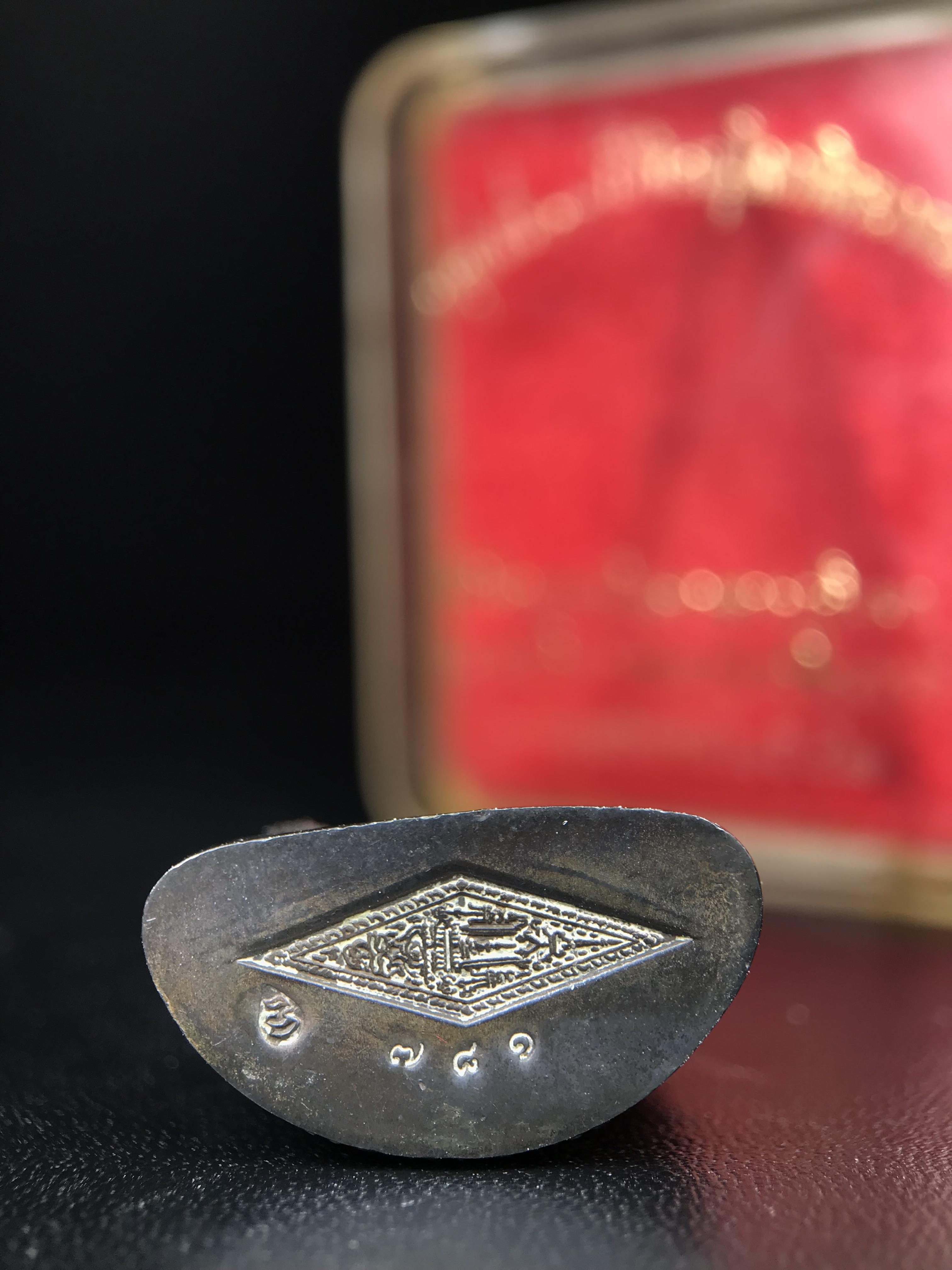 พระพุทธชินราชอินโดจีนมหาจักรพรรดิ อนุสรณ์ 100 ปี พิษณุโลกพิทยาคม (โรงเรียนชาย) พิธีจักรพรรดิมหาพุทธาภิเษก ปี 2542 เนื้อนวโลหะ(เต็มสูตรแก่ทองคำ) พิธีใหญ่มวลสารดีเกจิอาจารย์ยอดนิยมร่วมปลุกเสก*** ตอกโค้ดและหมายเลข*** 1 ใน 999 องค์ ยอดนิยมหายาก