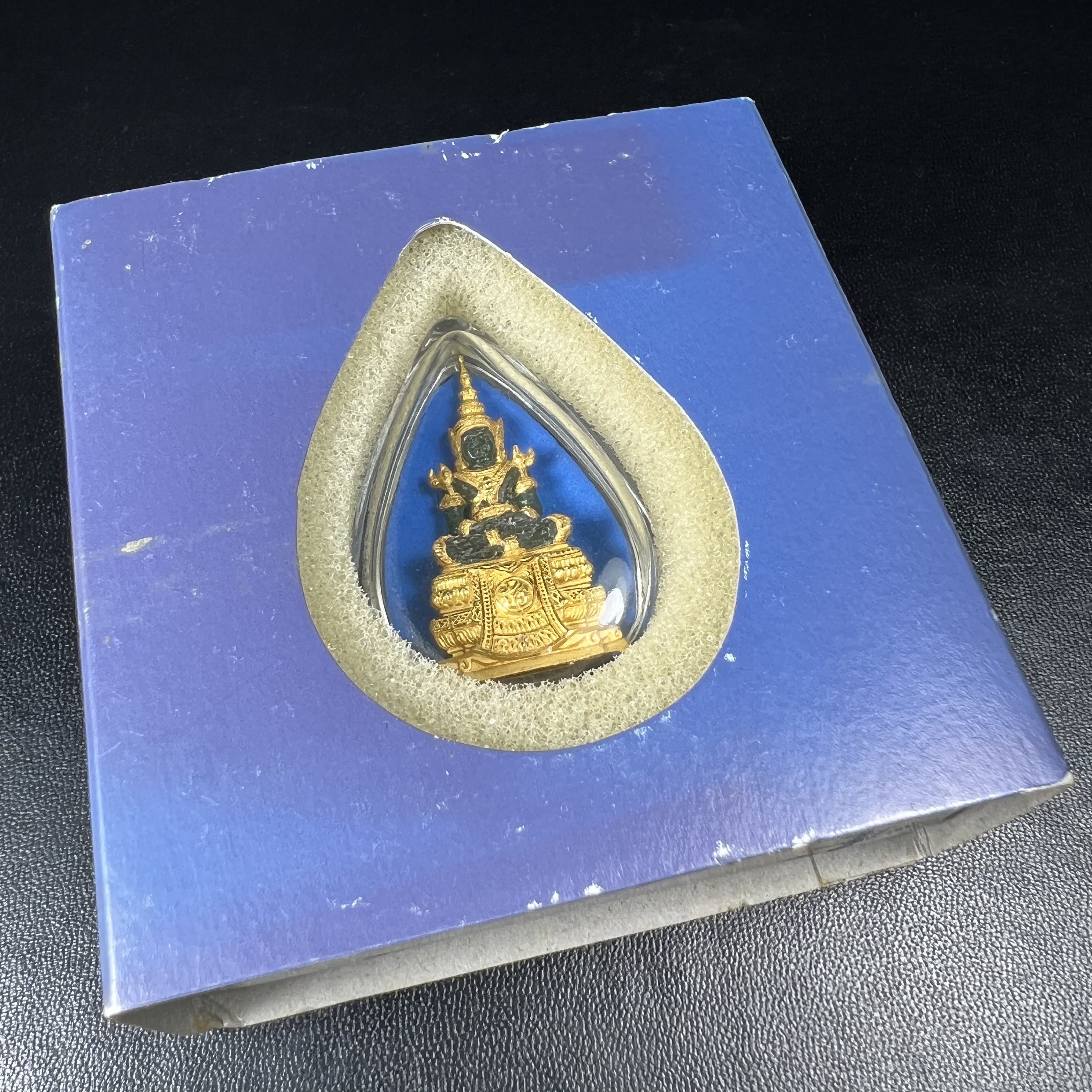 พระแก้วมรกต ภปร. จัดสร้างโดย รพ.ภูมิพลฯ ปี2547 ลอยองค์ขนาดหน้าตัก 1/2 นิ้ว เนื้อเรซิ่นหุ้มทองคำ99.99 งดงามทรงคุณค่าอีกหนึ่งรุ่นยอดนิยม หายาก