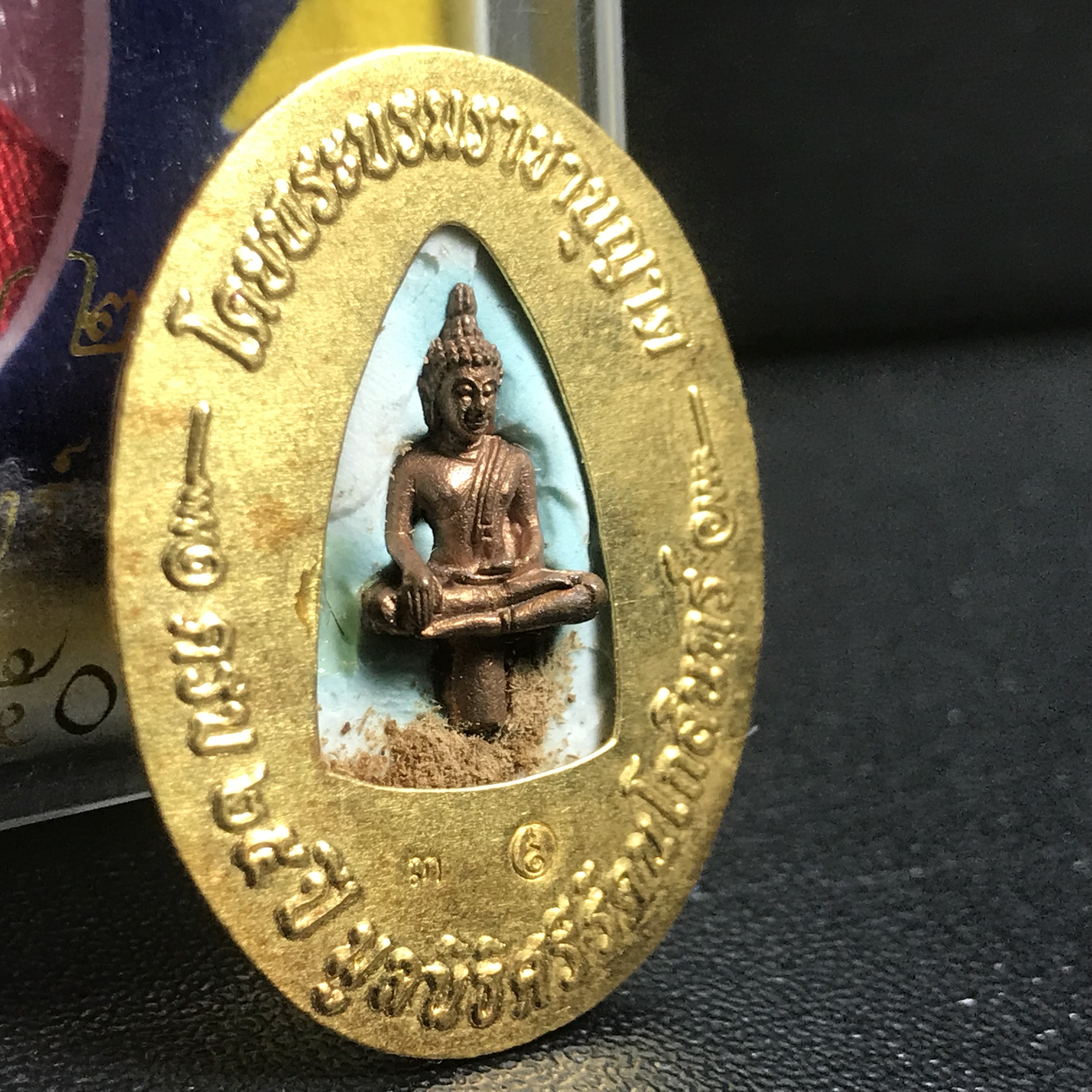 ล็อกเกตในหลวงรัชกาลที่9 ที่ระลึกครบ 25 ปี มูลนิธิศรีรัตนโกสินทร์ วัดสุทธาราม พ.ศ. 2550 พิมพ์ทรงวงรีรูปไข่ใหญ่ ฉากสีทอง หลังปิดแผ่นทองคำ ฝังพระยอดธง บรรจุมวลสารจิตรลดาและเกศาในหลวง ร.9 (หมายเลข 3)(นัมเบอร์สวยเลขตัวเดียว)(นิยมหายากสุด)(1 ใน 422 องค์)