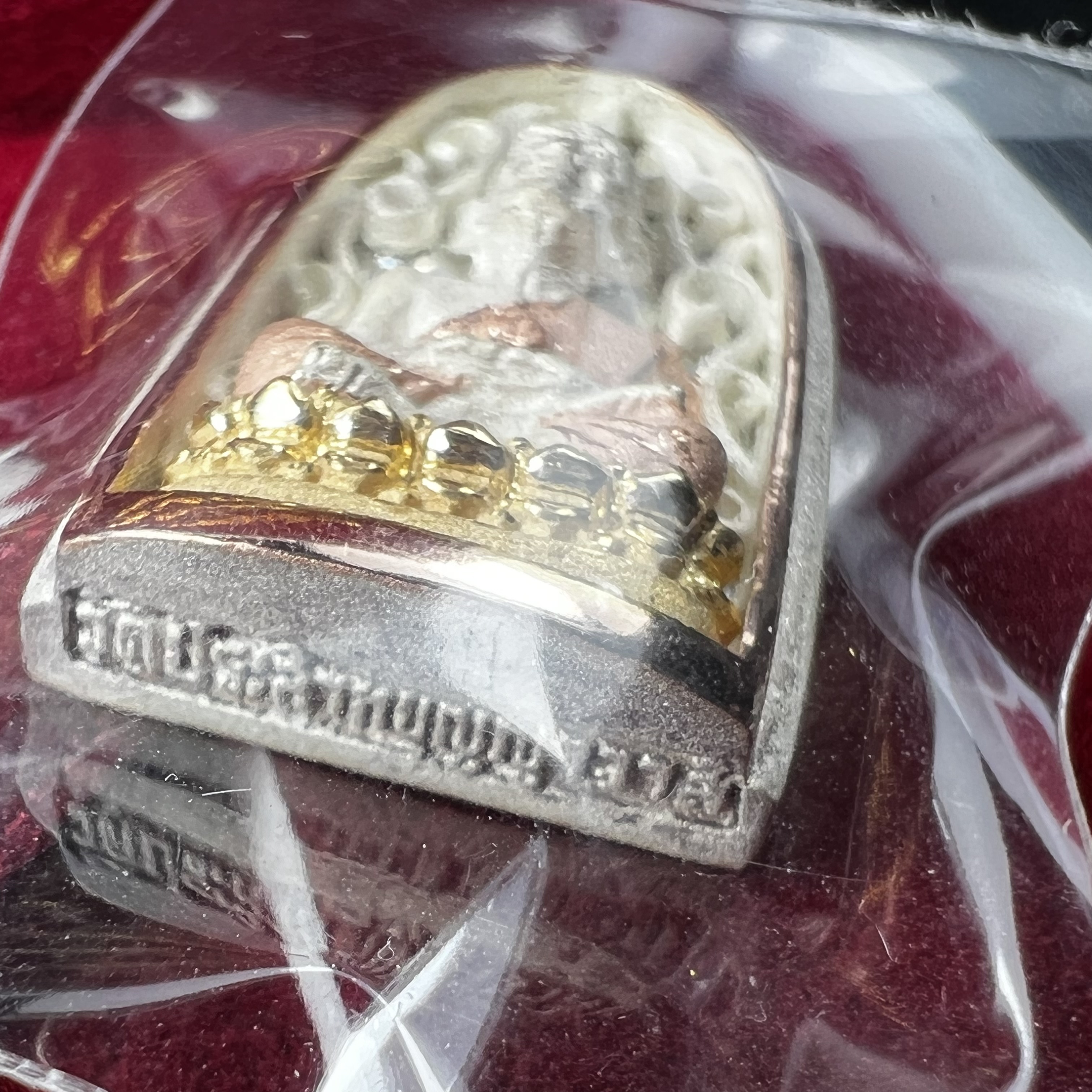 เหรียญหลวงพ่อทวด รุ่น มงคลบารมี วัดประสาทบุญญาวาส ปี 2545 เนื้อเงินสามกษัตริย์ พิมพ์ทรงพระรอด(ขนาด 2.2*1.5 ซม.)ฉลุลายฉากพื้นหลังสามมิติเปลือกหอยมุกสวยงาม ตอกโค๊ต ก(กรรมการ)พร้อมกล่องบรรจุเดิม