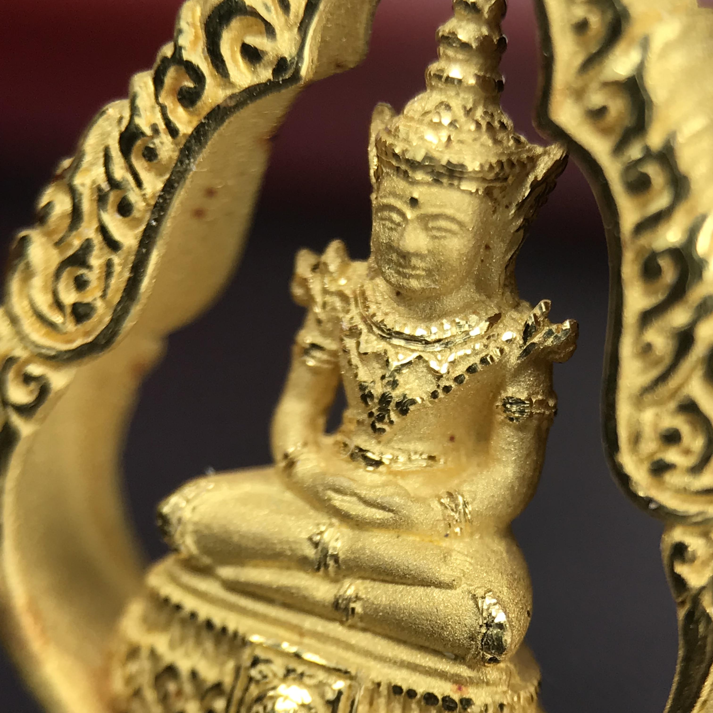 พระแก้วมรกต ภปร.(รุ่นแรก) ปี2545 รุ่นฉลองกรุงรัตนโกสินทร์ครบ 220 ปี พิมพ์ลอยองค์ทรงหยดน้ำ เนื้อทองคำบริสุทธิ์ 96.5%(11 กรัม) ขนาด 18*27 มม. พร้อมกล่องเดิมสวยครบสมบูรณ์(องค์หมายเลข ๙๙)(หมายเลขมงคลเจริญก้าวหน้าในทุกๆด้าน)สุดยอดมงคลแผ่นดินที่ควรเก็บรักษา