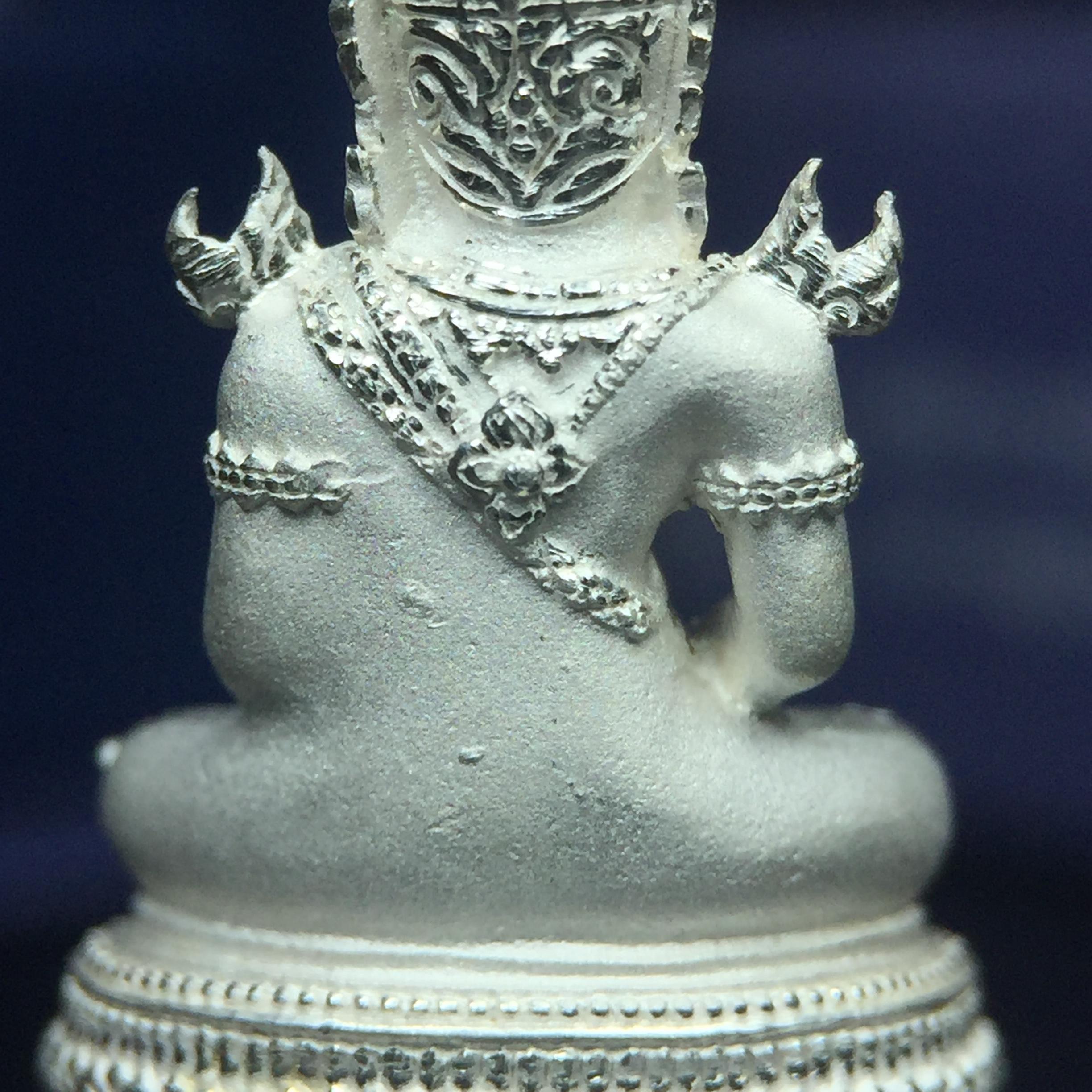 พระแก้วมรกต ภปร. ปี2547 จัดสร้างโดย รพ.ภูมิพลฯ เนื้อเงิน ลอยองค์ หน้าตัก 1/2 นิ้ว งดงามทรงคุณค่าอีกหนึ่งรุ่นยอดนิยม หายาก(1ใน3000องค์)