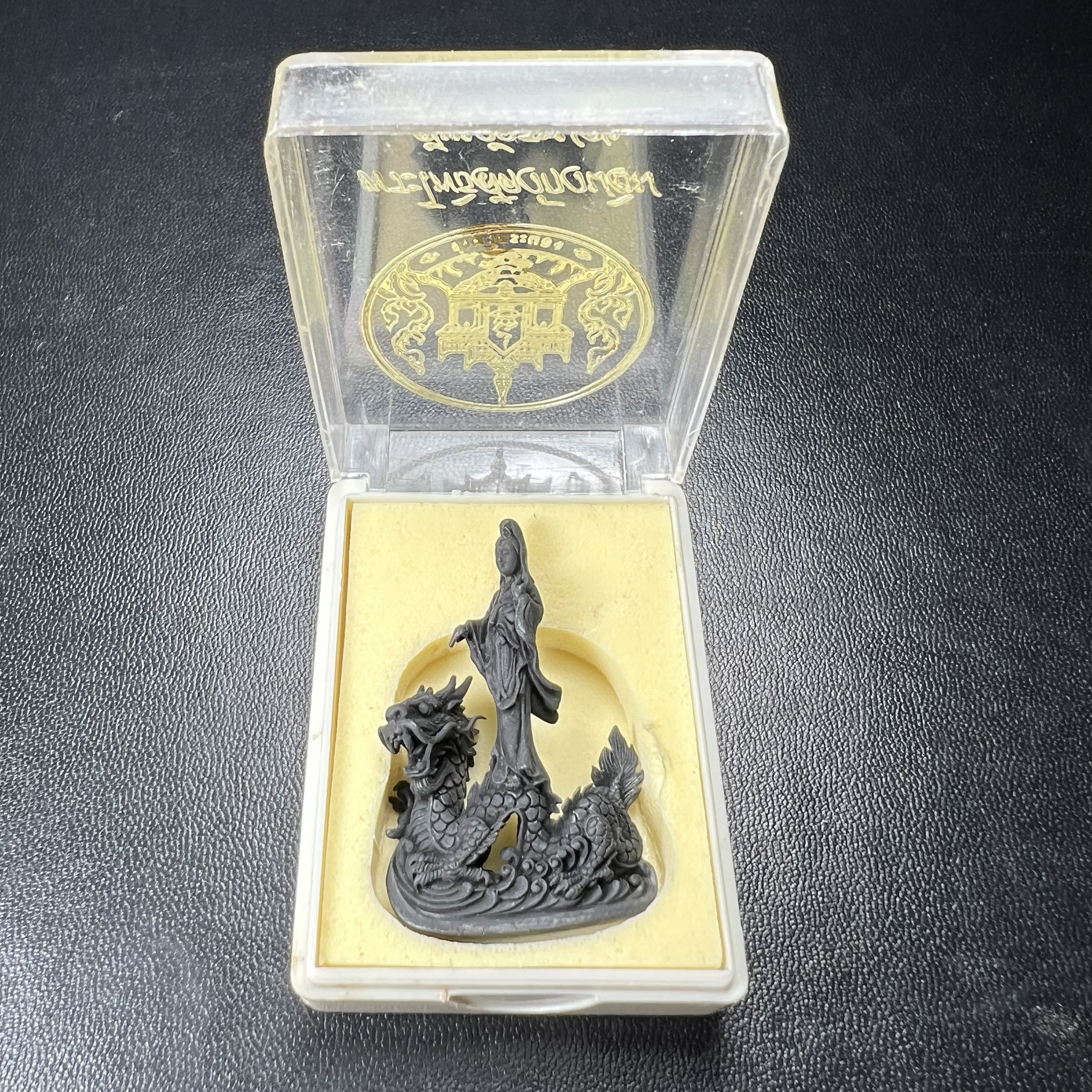 รูปหล่อลอยองค์พระโพธิสัตว์กวนอิม ทรงประทับมังกร จ.ระนอง พ.ศ.2539 เนื้อนวโลหะ พิมพ์ใหญ่(สวยงดงาม เข้มขลัง ทรงคุณค่า) เฉลิมฉลองในวโรกาสที่พระบาทสมเด็จพระเจ้าอยู่หัวทรงครองสิริราชสมบัติครบ 50 ปี(องค์หมายเลข๘๓๑๔)