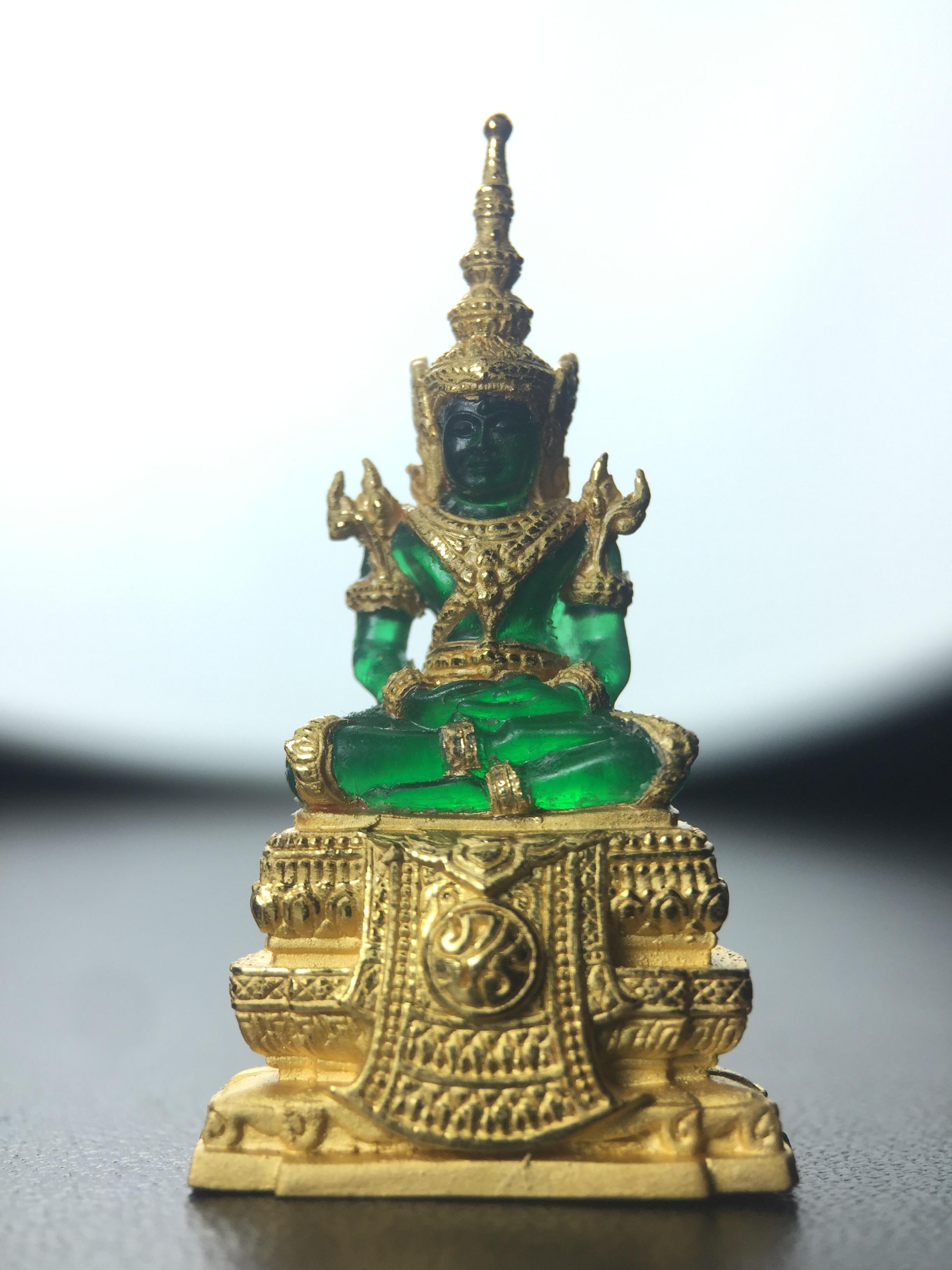 พระแก้วมรกต ภปร. จัดสร้างโดย รพ.ภูมิพลฯ ปี2547 ลอยองค์ขนาดหน้าตัก 1/2 นิ้ว เนื้อเรซิ่นหุ้มทองคำ99.99 งดงามทรงคุณค่าอีกหนึ่งรุ่นยอดนิยม หายาก