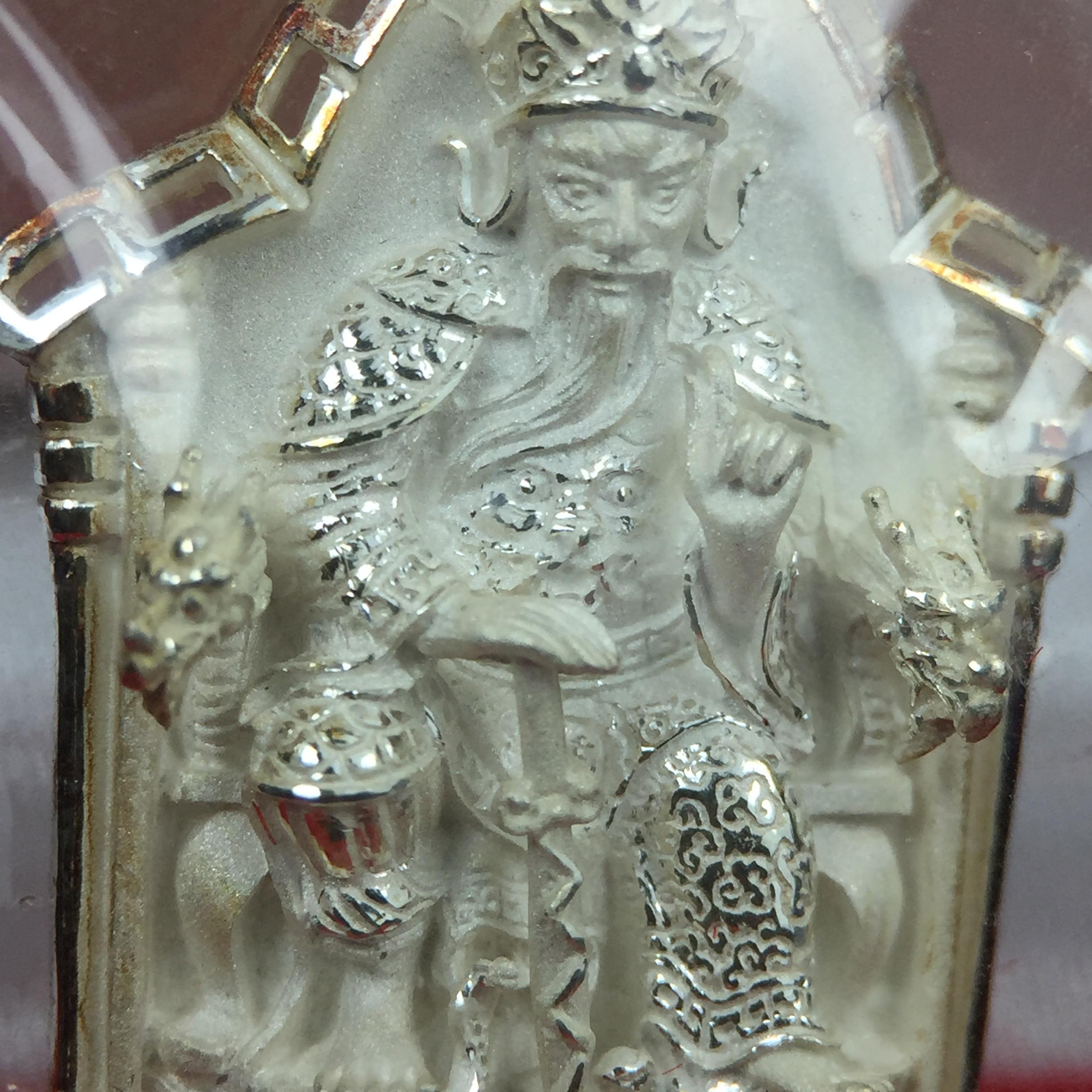 เหรียญรูปเหมือนเจ้าพ่อเสือ (ตั่วเหล่าเอี๊ย)รุ่นสองแผ่นดิน ปี 2542 หลัง ตราสัญลักษณ์ ภปร. 6รอบ 72 พรรษาในหลวงรัชกาลที่9 เสือคาบดาบ เหรียญหล่อ 3 มิติ เนื้อเงิน พิมพ์ใหญ่ ปลุกเสก ณ วัดมังกรกมลาวาส(เล่งเน่ยยี่)สภาพสวยซีนซองเดิมกล่องครบเดิม