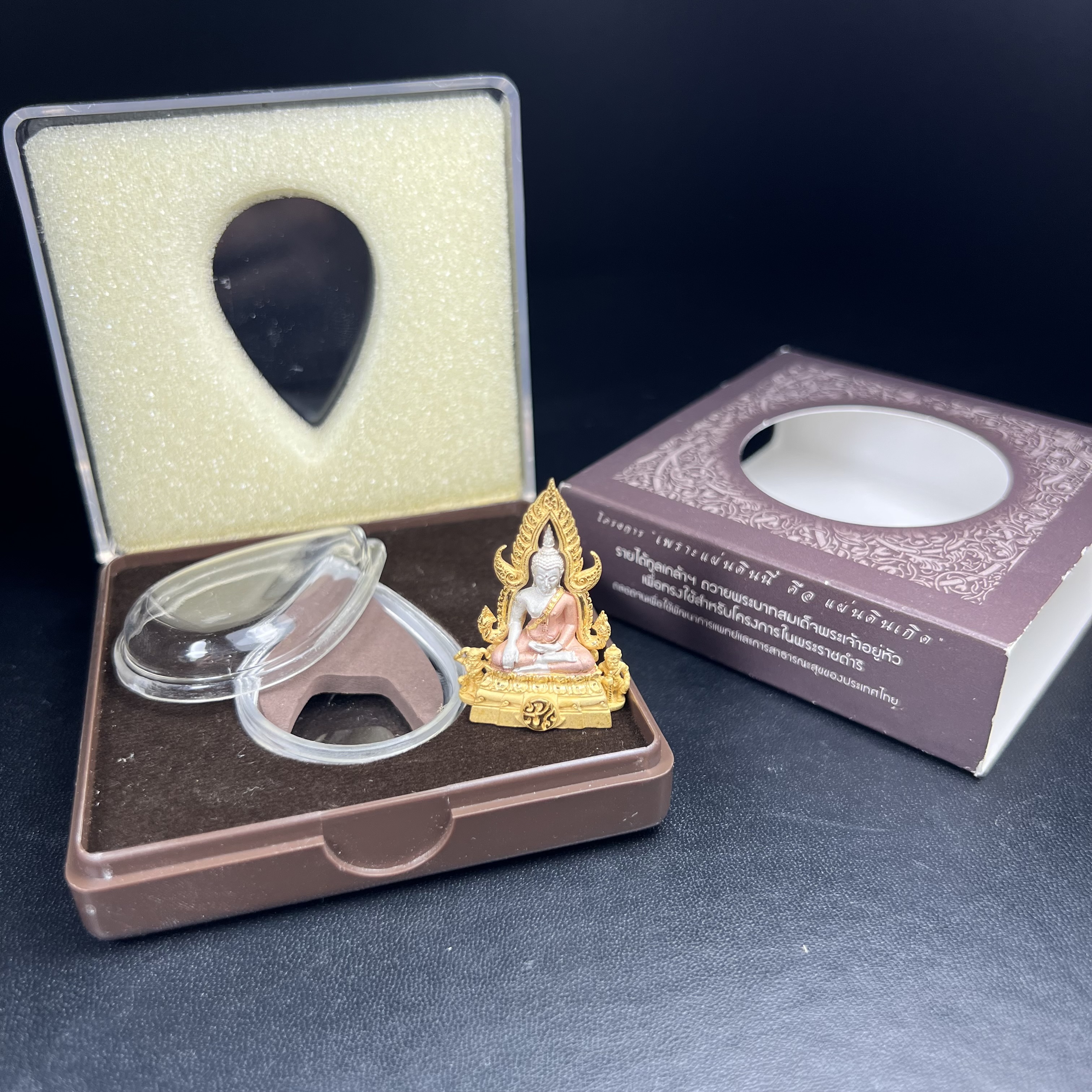 พระพุทธชินราช ภปร. โครงการ "เพราะแผ่นดินนี้ คือ แผ่นดินเกิด" ปี 2548(รุ่นแรก) ลอยองค์เนื้อเงินสามกษัตริย์ หน้าตัก 1/2 นิ้ว (ขนาด 3.5 x 2.5 ซม.) พุทธศิลป์งดงามทรงคุณค่า รุ่นยอดนิยม(องค์หมายเลข ๘๘๕๐)