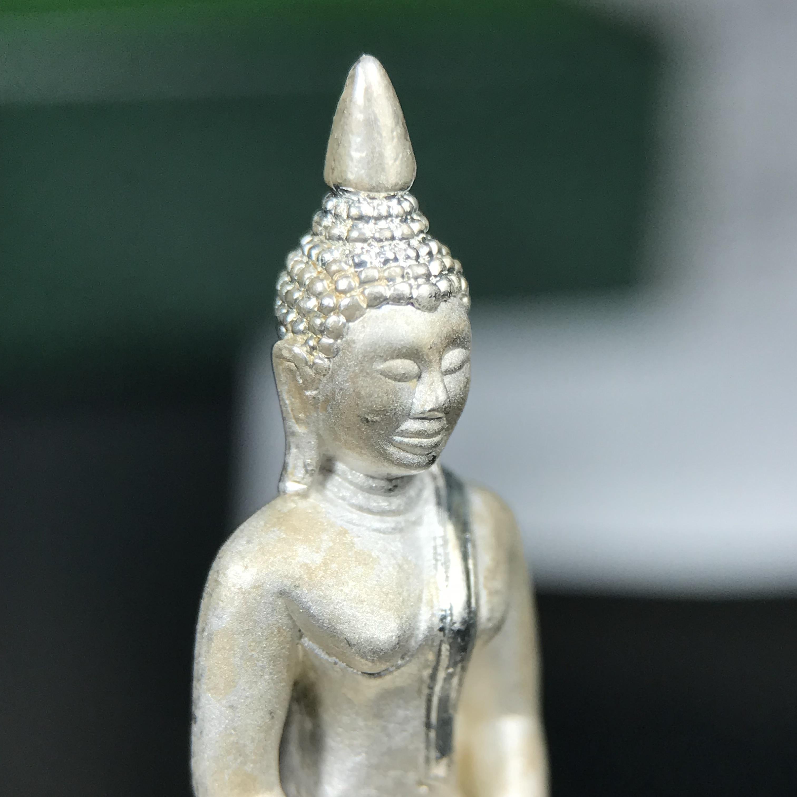 พระพุทธโสธร ภปร. รุ่นย้อนยุค สร้างพระอุโบสถ สมาคมชาวฉะเชิงเทรา จัดสร้าง ปี 2539 วโรกาสครองสิริราชสมบัติครบ 50 ปี เนื้อเงินทรายนวลขัดเงาบางส่วน พร้อมกล่องบรรจุและใบรับรองเดิม