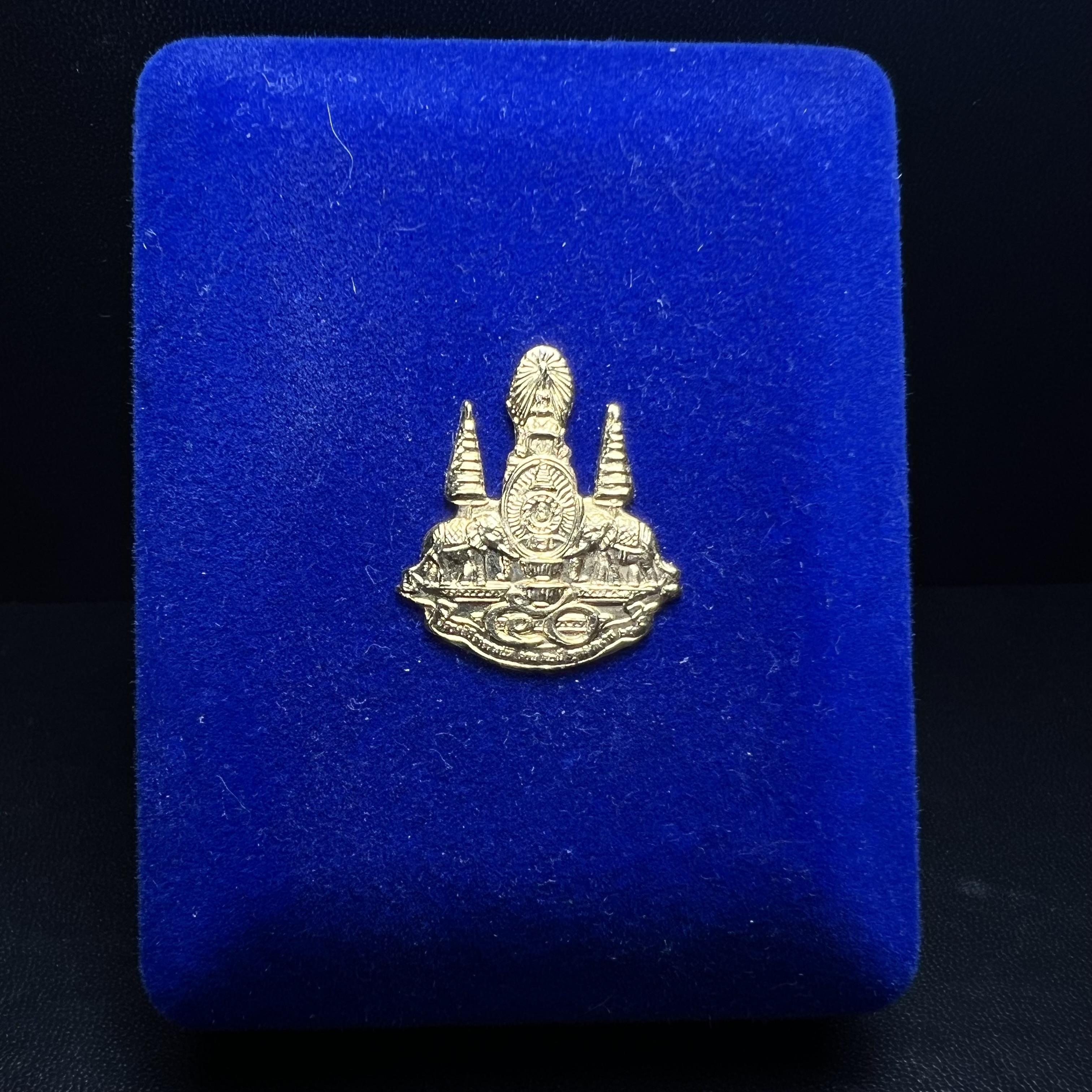 เหรียญหลวงพ่อโสธร ภปร. รุ่นกาญจนาภิเษก จัดสร้างในมงคลวโรกาสที่พระบาทสมเด็จพระเจ้าอยู่หัวรัชกาลที่9 เสด็จเถลิงถวัลย์สิริราชสมบัติ ครบ 50 ปี ในพุทธศักราช 2539 เนื้อเงิน(พิธีใหญ่เข้มขลัง)1 ใน 9950 เหรียญ