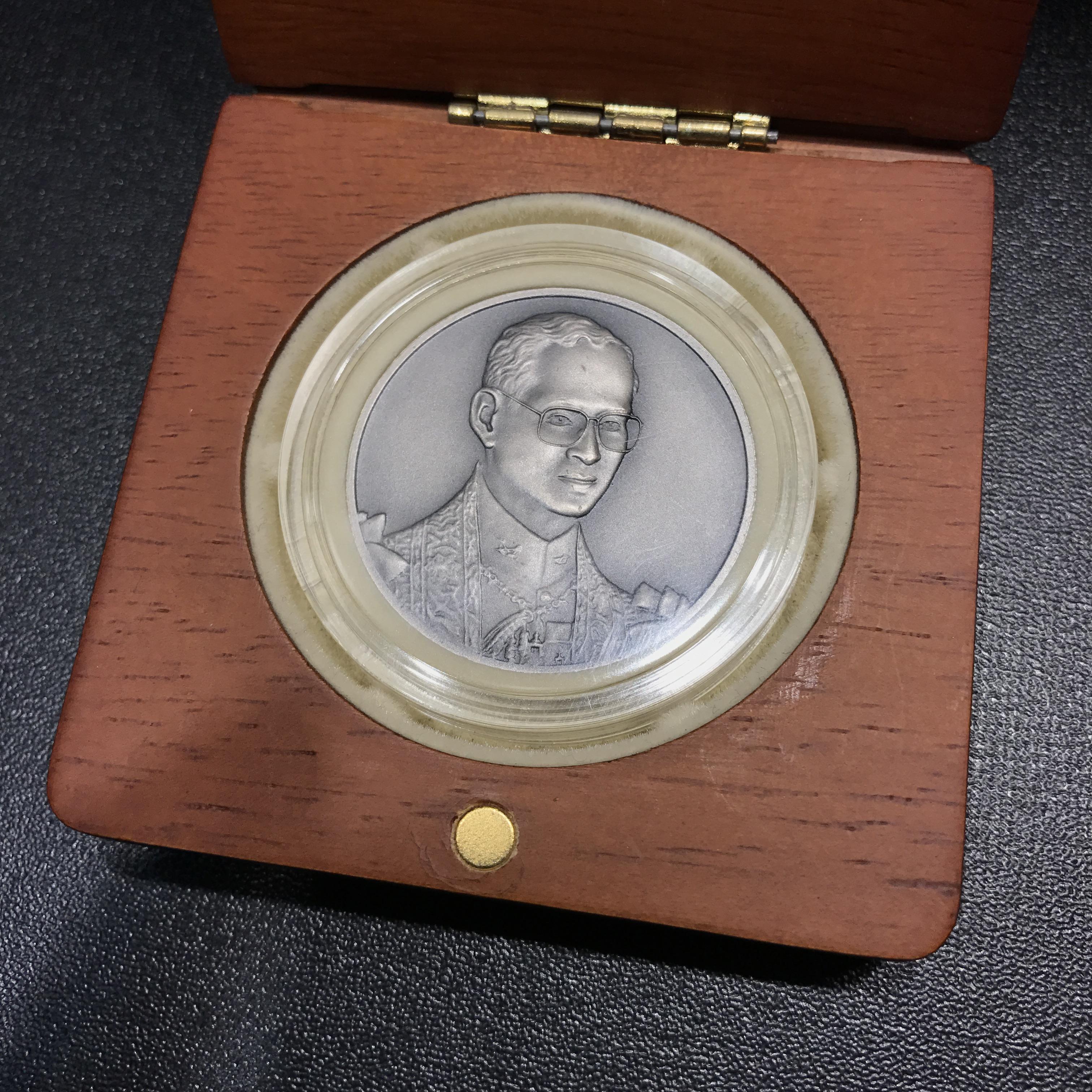 เหรียญที่ระลึกเปิดศาลรัฐธรรมนูญ จัดสร้างปี 2543 เนื้อเงินรมดำ