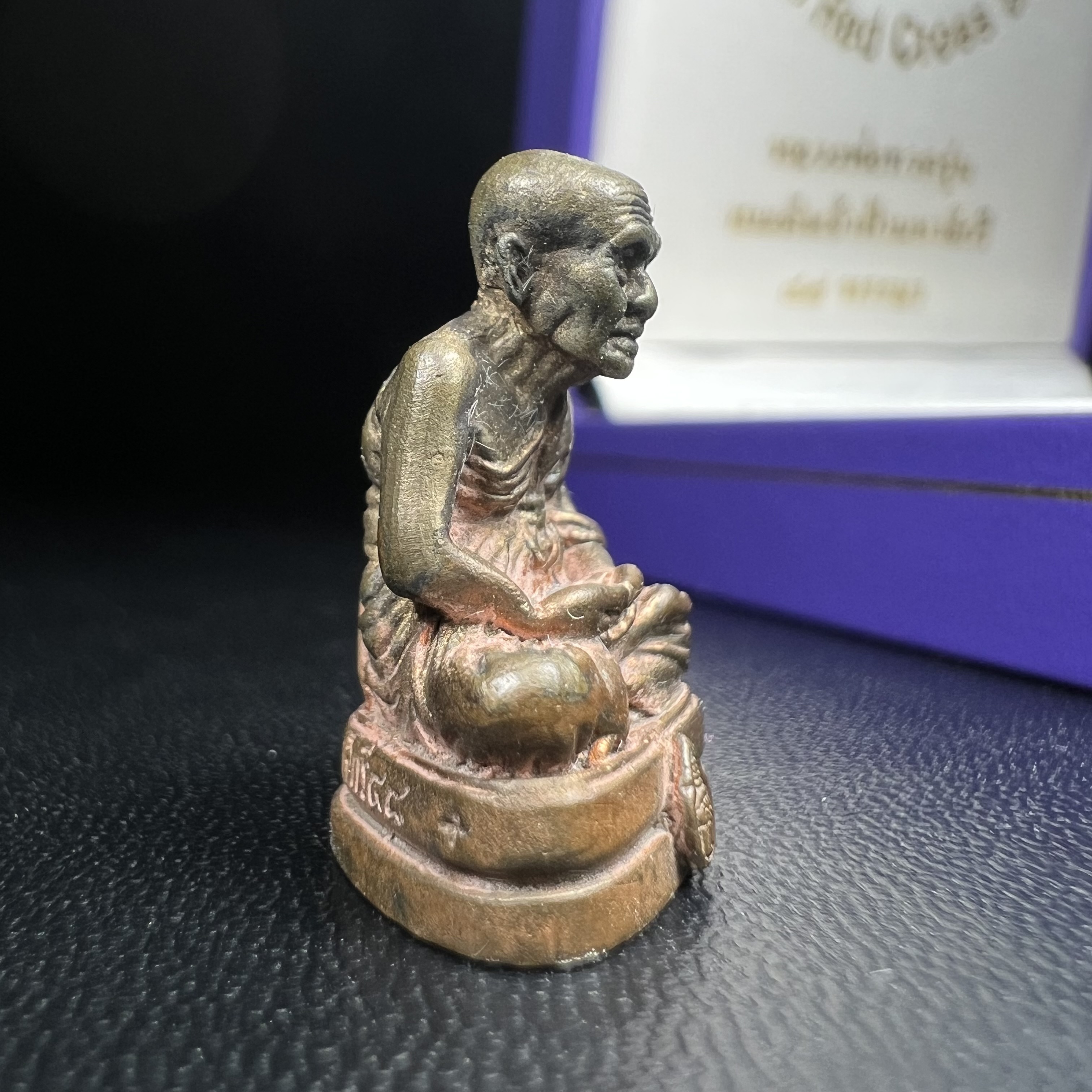 หลวงพ่อทวด สธ. รุ่นสมเด็จเจ้าฟ้ามหาจักรี 48พรรษา จัดสร้างโดยสภากาชาดไทย ปี2546 (รูปหล่อขนาดห้อยคอ) ) เนื้อนวโลหะ(ขนาดกลาง 1.5*2.2 ซม.)พุทธาภิเษก ณ วัดช้างให้ จังหวัดปัตตานี พร้อมกล่องบรรจุเดิมสวยงาม