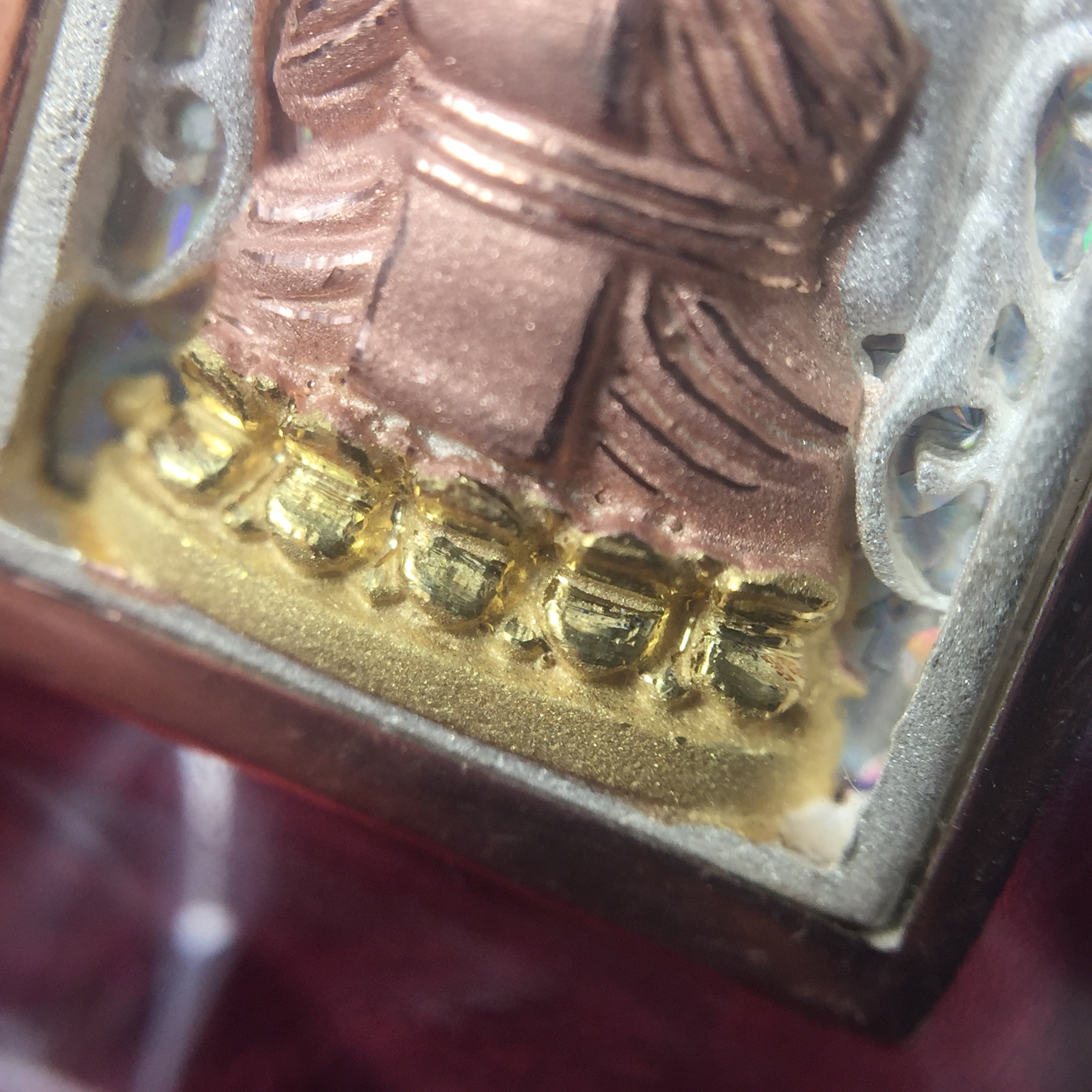 เหรียญหลวงพ่อทวด รุ่น มงคลบารมี วัดประสาทบุญญาวาส ปี 2545 เนื้อเงินสามกษัตริย์ พิมพ์ทรงพระรอด(ขนาด 2.2*1.5 ซม.)ฉลุลายฉากพื้นหลังสามมิติเปลือกหอยมุกสวยงาม ตอกโค๊ต ก(กรรมการ)พร้อมกล่องบรรจุเดิม