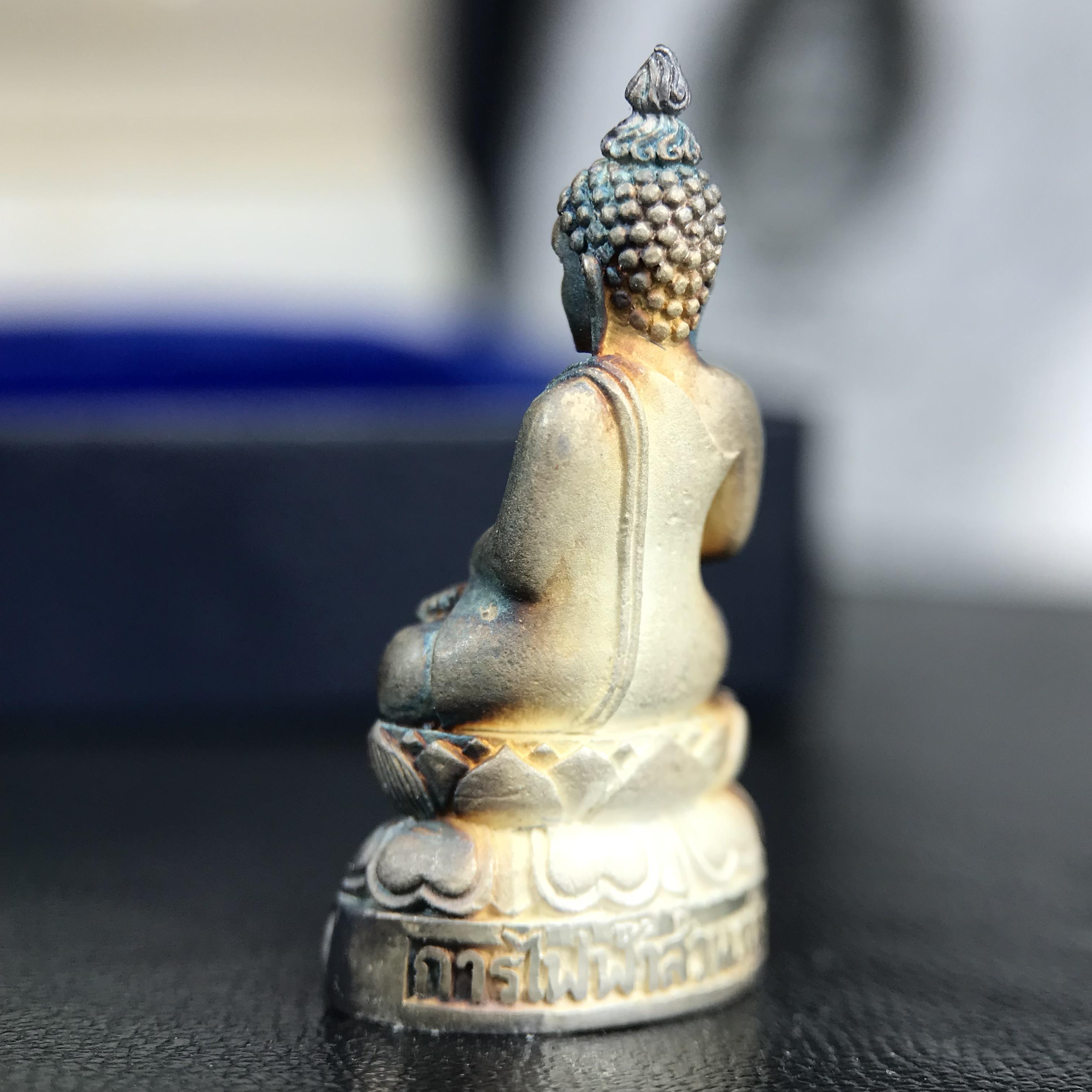 พระกริ่งไพรีพินาศ วัดบวรนิเวศวิหาร ปี2538 การไฟฟ้าส่วนภูมิภาคจัดสร้าง เนื้อเงิน(สภาพผิวเดิม ขึ้นสีรุ้งธรรมชาติ สีสวยรุ้งไข่แบบนิยม)พร้อมกล่องบรรจุเดิมและการ์ดใบรับรองเดิมครบสมบูรณ์ หมายเลข ๖๙๖๗
