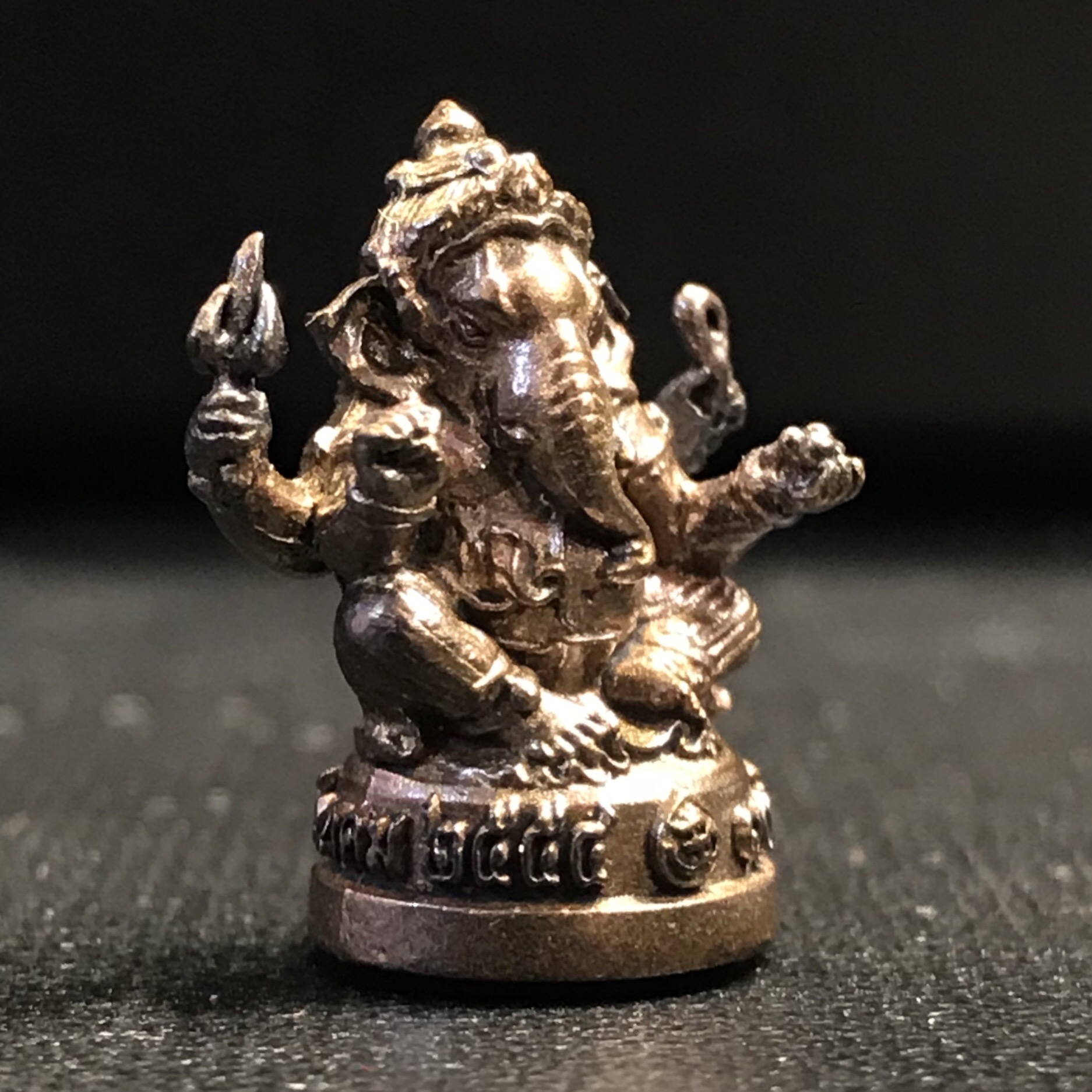 พระพิฆเนศ รุ่นครบรอบ100 ปี กรมศิลปากร ปี2556 พิมพ์ลอยองค์ เนื้อโลหะผสม ปางบรมครู(องค์นั่ง)สูง 1 นิ้ว