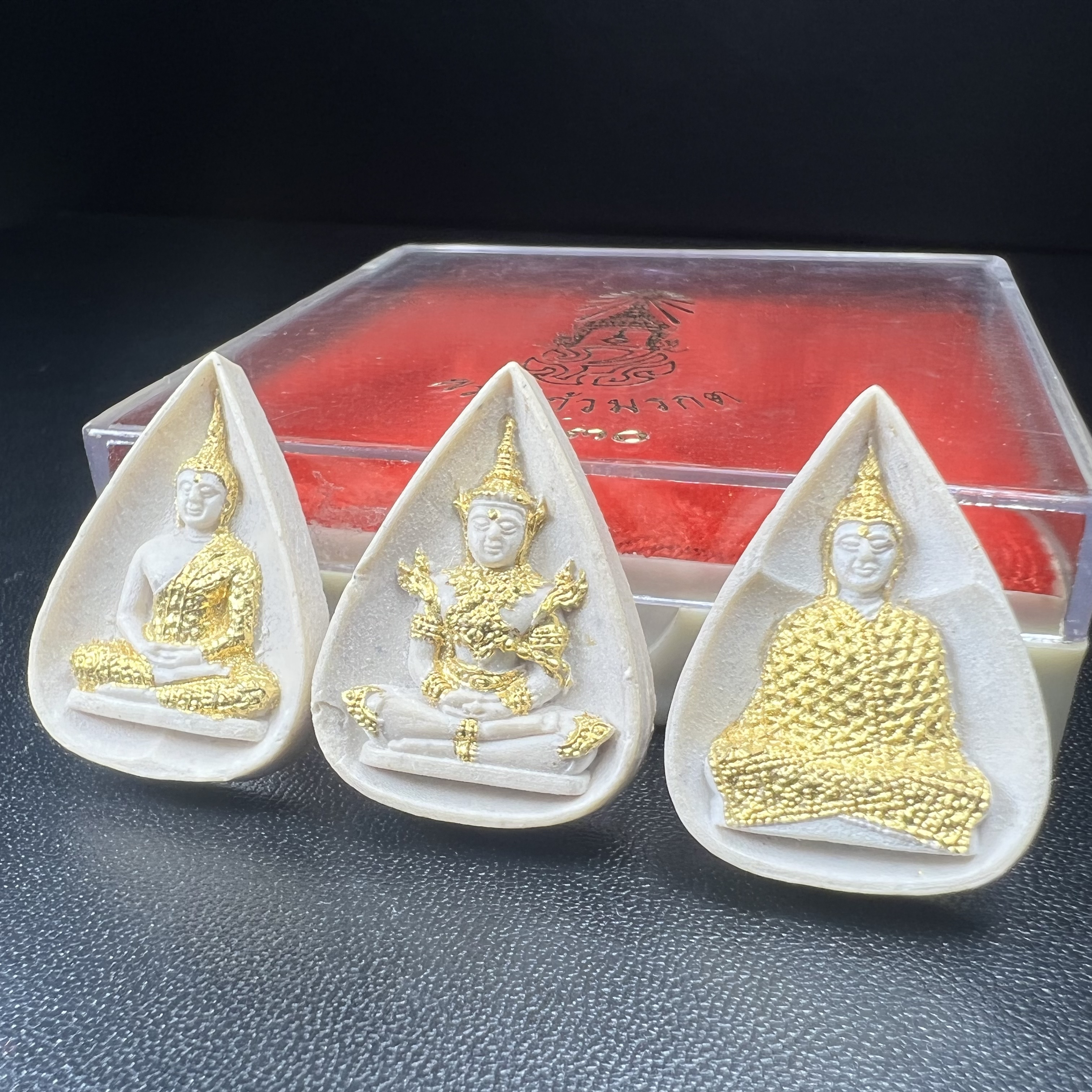 พระแก้วมรกต หลัง ภปร. เนื้อผง ปี2530 พระดี พิธีใหญ่ ประกอบพิธีพุทธาภิเษกพร้อมกับพิธีพระกริ่งปวเรศ ปี2530 วัดบวรนิเวศและวัดพระแก้ว(ครบชุดสามฤดูกล่องเดิมครบ)หายาก