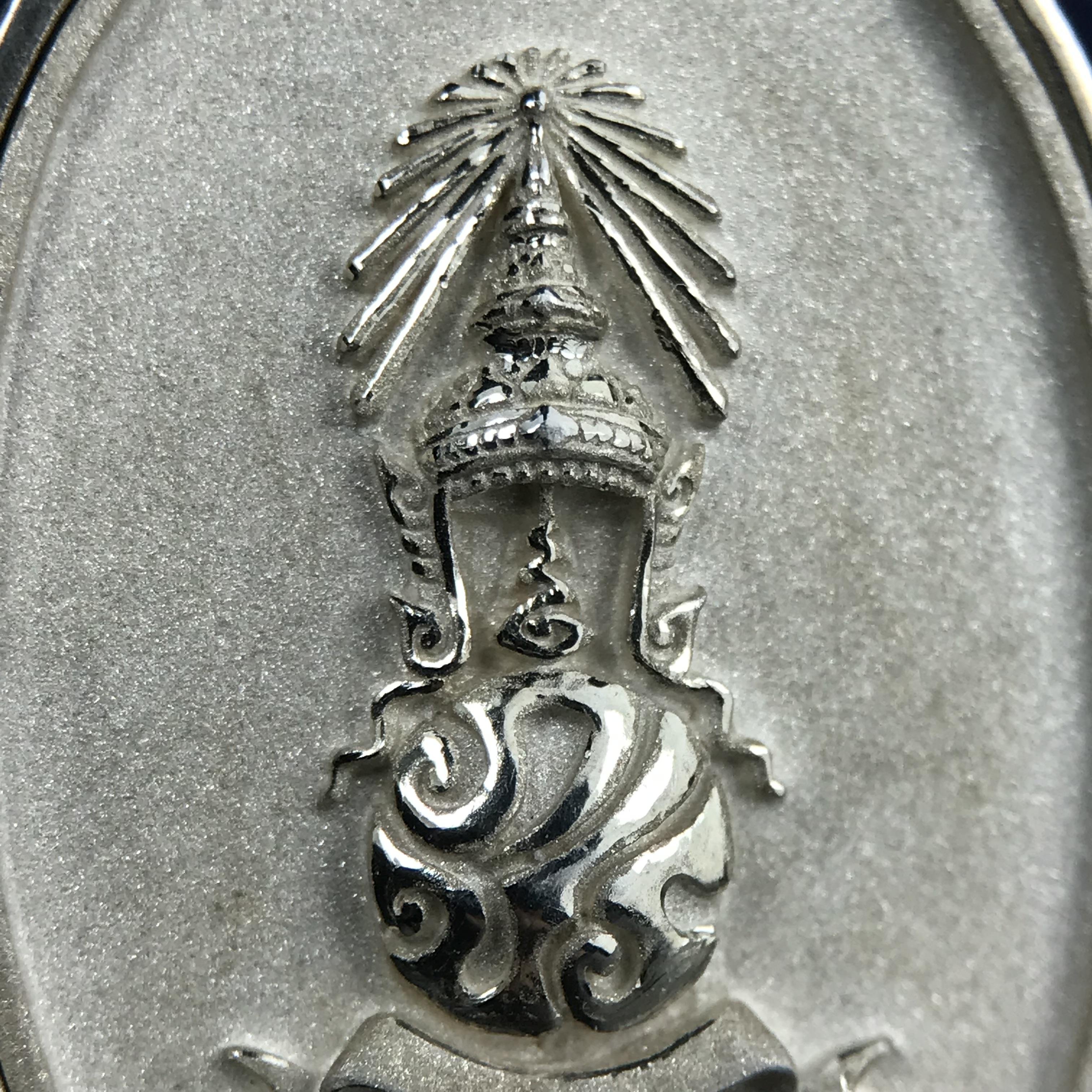 พระแก้วมรกต ภปร. ปี 2547 จัดสร้างโดยโรงพยาบาลภูมิพลอดุลยเดช เนื้อเงิน (3 กษัตริย์) เหรียญทรงกลมรี ขนาด 20*28 มม.พิธีมหามังคาภิเษก ณ พระอุโบสถวัดพระศรีรัตนศาสดาราม(วัดพระแก้ว) งดงามทรงคุณค่าอีกหนึ่งรุ่นยอดนิยม หายาก(องค์หมายเลข ๑๐๔๖)