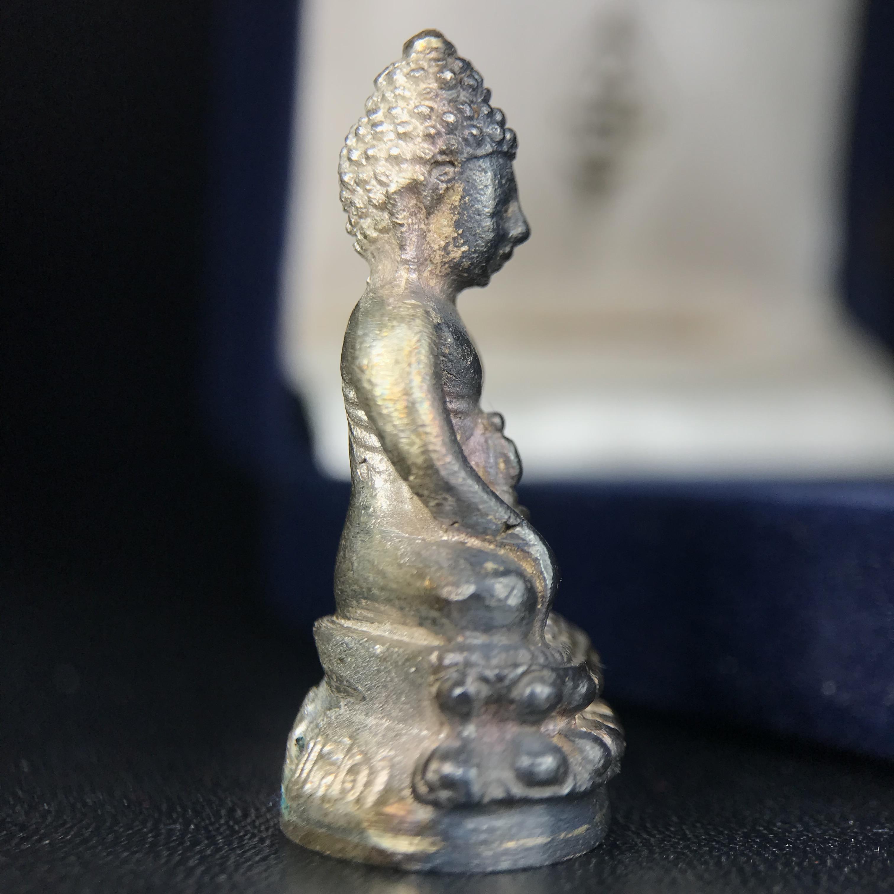 พระกริ่งศาสดา ภปร. วัดบวรนิเวศวิหาร ปี 2532 จัดสร้างในโอกาสสองทศวรรษรามาธิบดี เพื่อศูนย์การแพทย์สิริกิติ์ เนื้อเงิน(ผิวเดิมสวยงาม) (พิธีใหญ่ มวลสารมงคล สวยงามเข้มขลัง)สมเด็จพระญาณสังวร สมเด็จพระสังฆราชฯเสด็จเททอง***ตอกโค๊ตหมายเลข ๑๙๙๔***