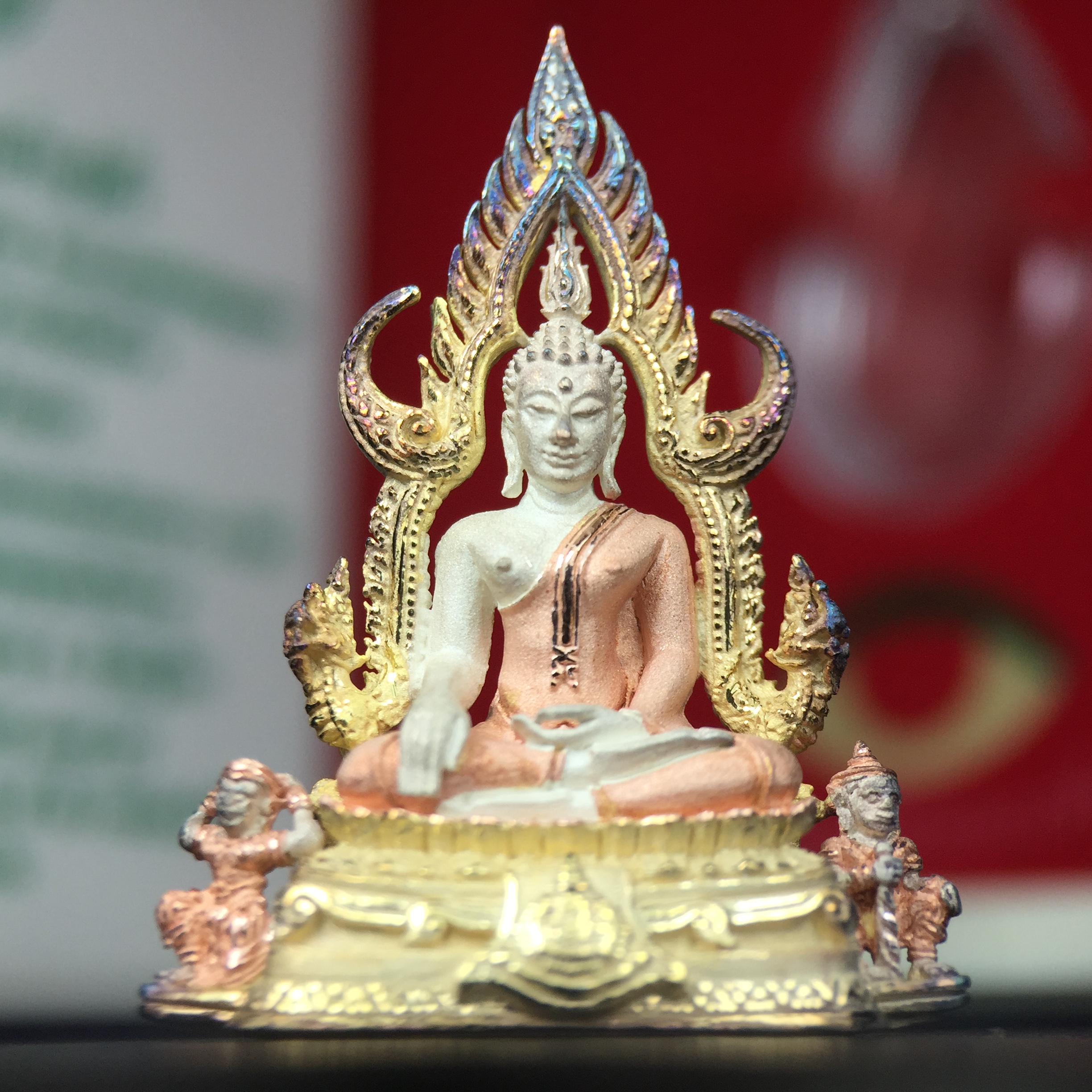 พระพุทธชินราช ภปร. ในวโรกาสพระราชพิธีมหามงคล เฉลิมพระชนมายุ6รอบ 5ธันวาคม2542 มูลนิธิพิทักษ์ดวงตาประชาชน จัดสร้าง เนื้อเงินบริสุทธิ์ 99.9% แบบสามกษัตริย์ขัดเงาบางส่วน พิมพ์ใหญ่ ขนาดสูง 3.4 ซม. พร้อมกล่องบรรจุเดิม