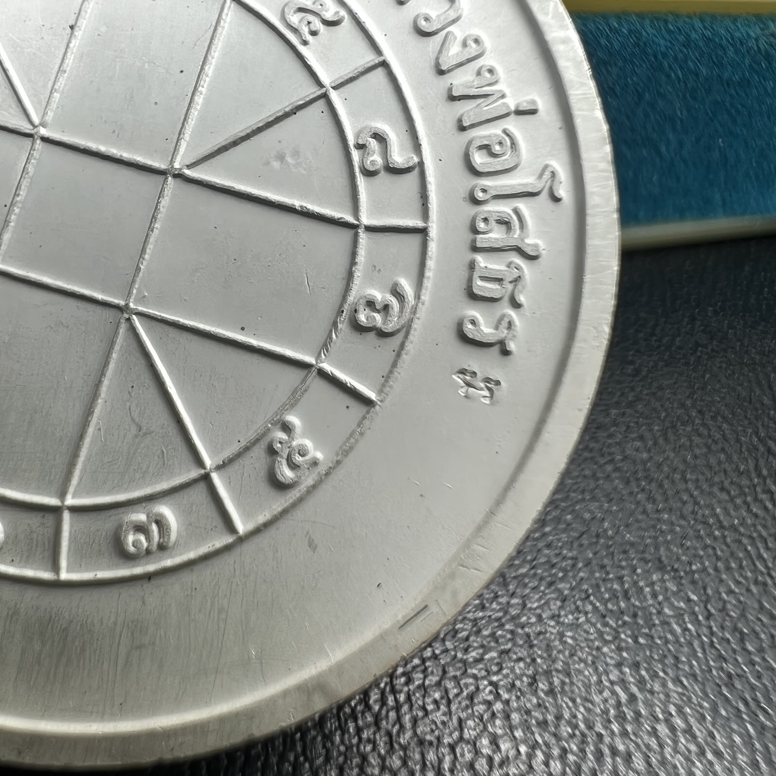 เหรียญหลวงพ่อโสธร รุ่นดวงชะตาคู่ชีวิต พิธีมหาจักรพรรดิตราธิราชครั้งยิ่งใหญ่ พิธีสวดนพเคราะห์เพื่อความเป็นสิริมงคล ปี 2547 ณ พระอุโบสถวัดโสธรวรารามวรวิหาร จ.ฉะเชิงเทรา เนื้อเงินลงยาราชาวดี ขนาด 3.2 ซม.พร้อมกล่องบรรจุเดิมสภาพสวยครบสมบูรณ์