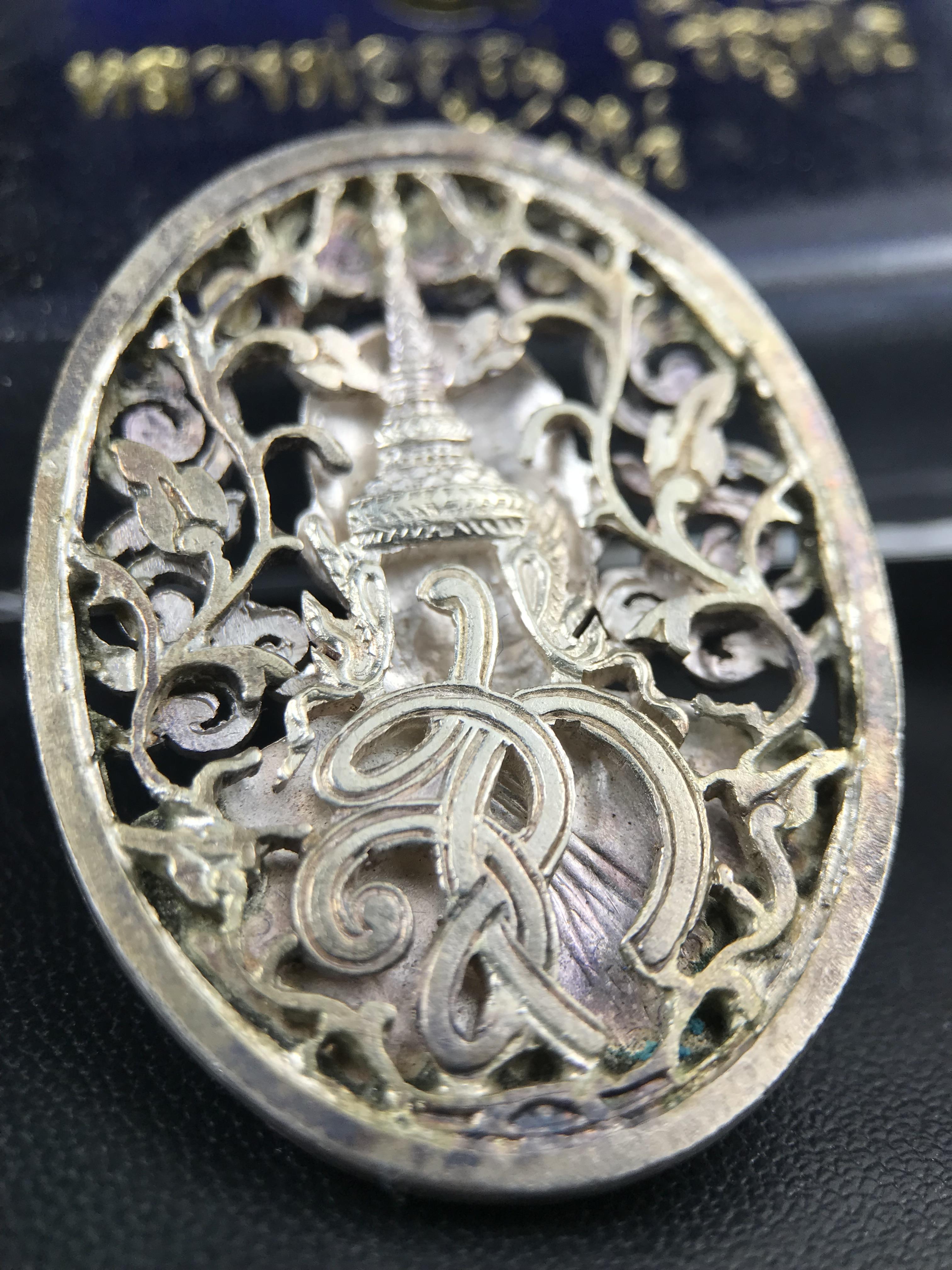 เหรียญหลวงพ่อคูณ ปริสุทโธ วัดบ้านไร่ รุ่น สก. ปี 2536 พิมพ์ลายฉลุ เนื้อเงิน(สวย งดงาม หายาก) งานมหามงคลเฉลิมพระชนมพรรษา 5 รอบ สมเด็จพระบรมราชินีนาถ จัดสร้างโดย กองพลทหารราบที่๒ ทหารเสือราชินี รักษาพระองค์ (พิธีใหญ่ ประวัติชัดเจน อีกหนึ่งรุ่นยอดนิยม)