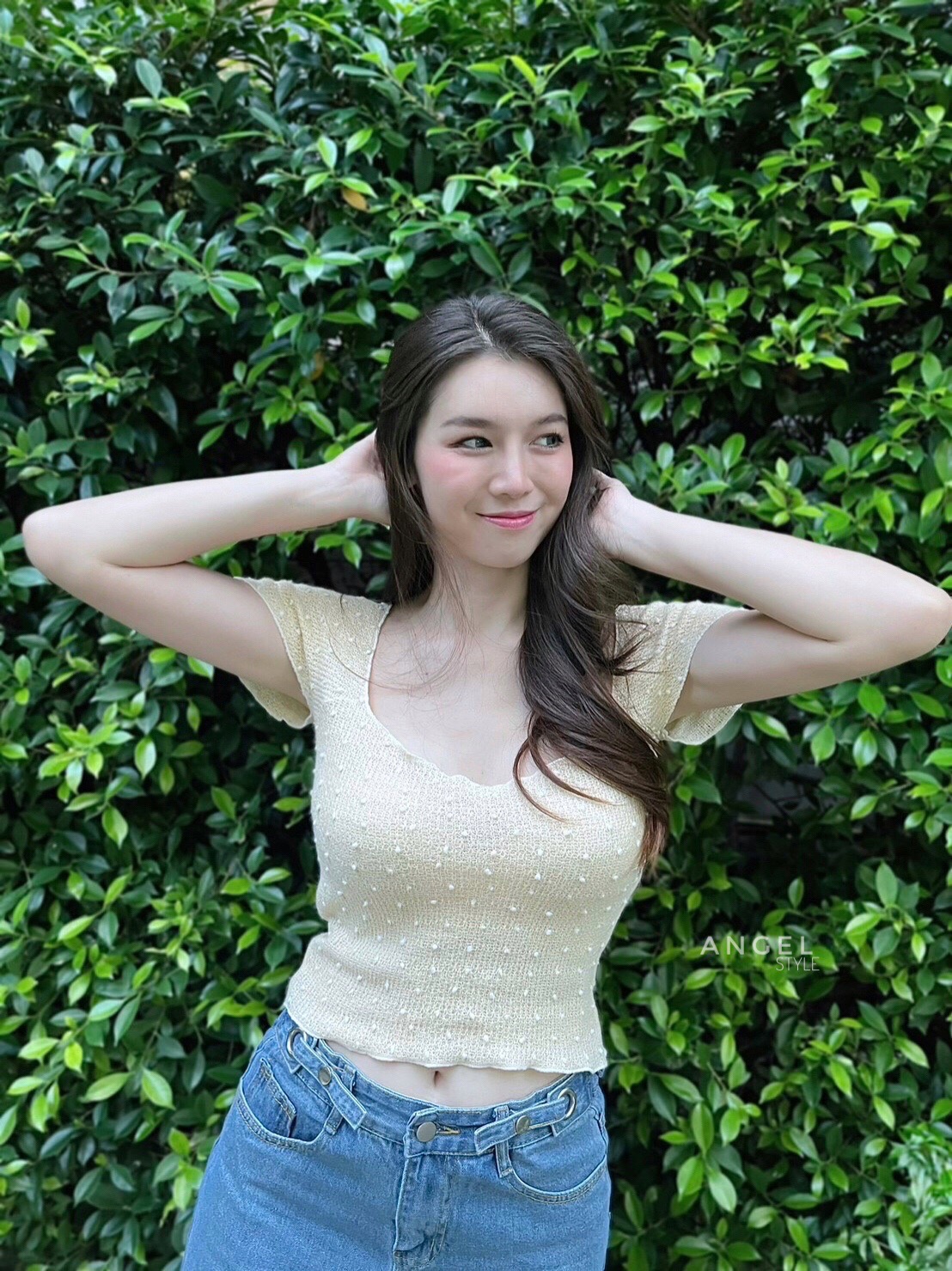 คอเหลี่ยมปุ่มขาว