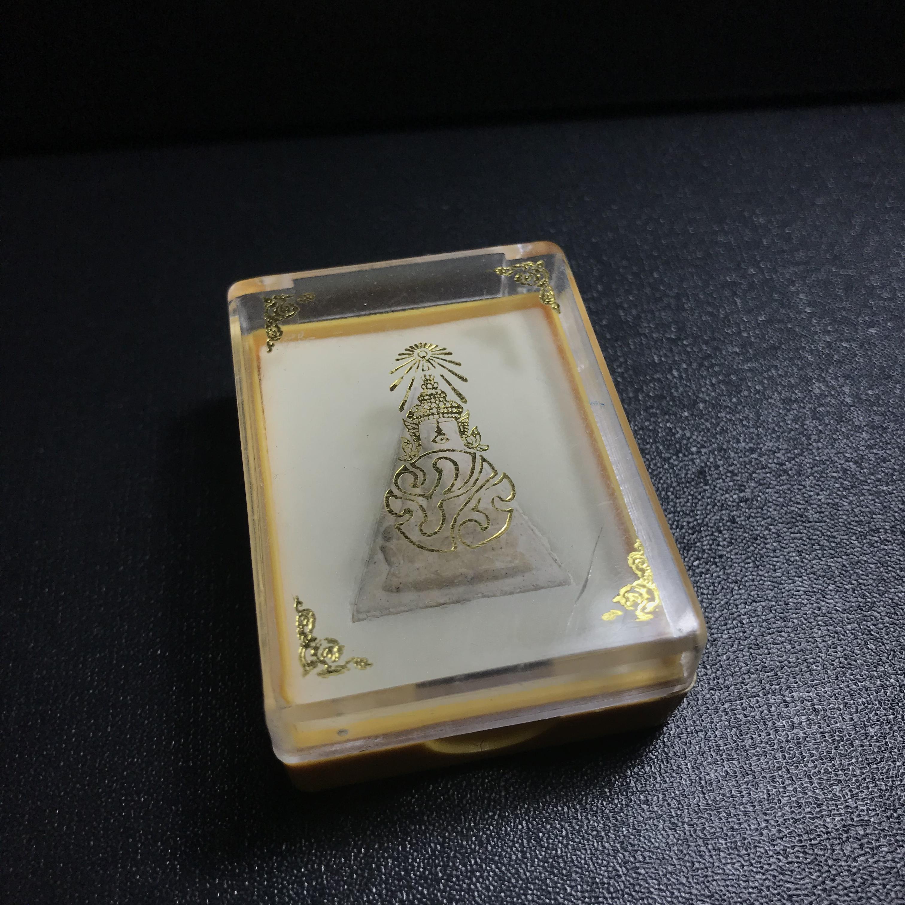 พระสมเด็จจิตรลดา "รุ่น2" (พระพุทธนวราชบพิตรฯ) ภปร. วัดบวรนิเวศวิหาร กรุงเทพฯ ปี 2529 (พิธีกริ่งปวเรศ2)กล่องเดิม (กล่องยุคแรก ภปร) มวลสารสำคัญคือผงจิตรลดาและเส้นพระเจ้า(เส้นพระเกศาในหลวง)