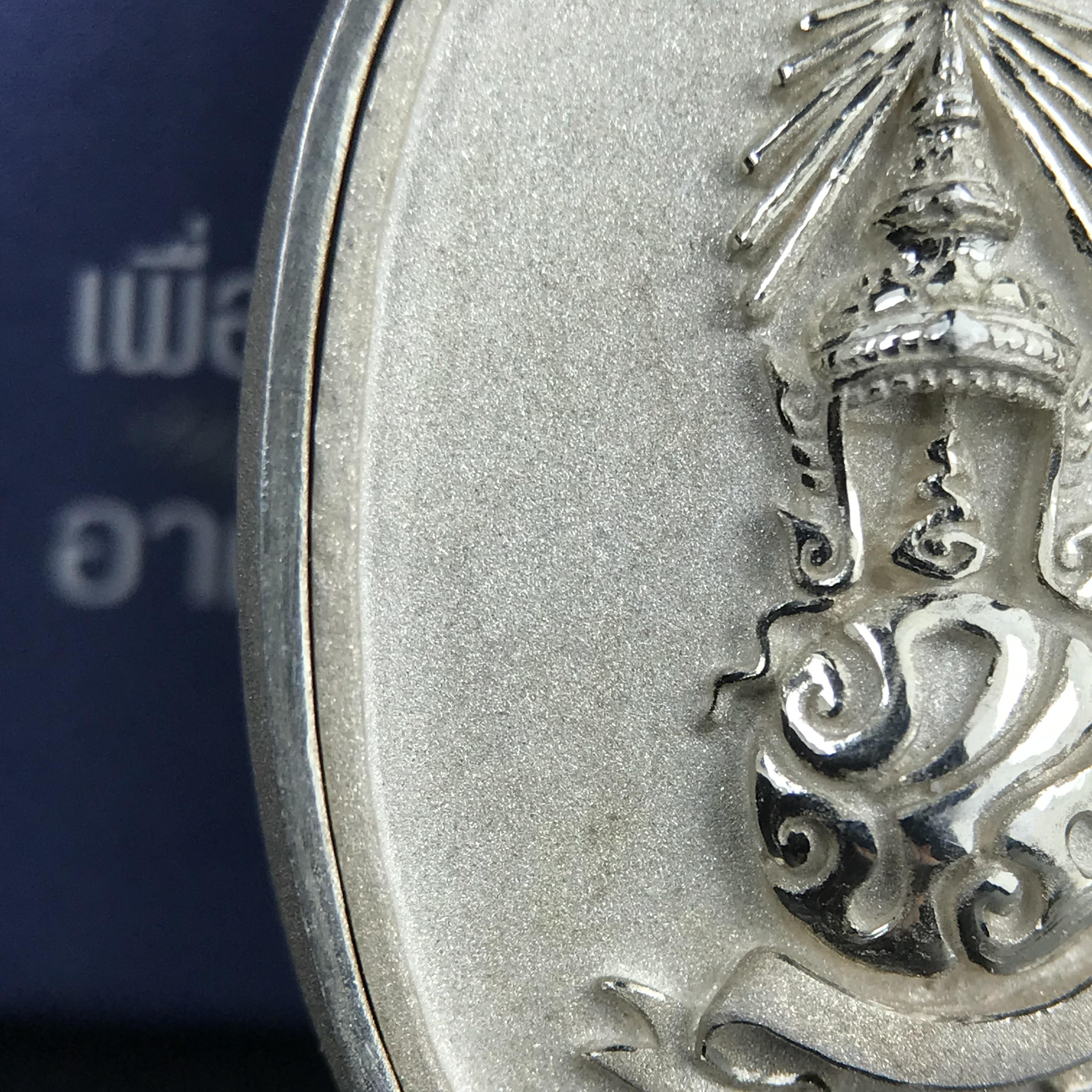 พระแก้วมรกต ภปร. ปี 2547 จัดสร้างโดยโรงพยาบาลภูมิพลอดุลยเดช เนื้อเงิน (3 กษัตริย์) เหรียญทรงกลมรี ขนาด 20*28 มม.พิธีมหามังคาภิเษก ณ พระอุโบสถวัดพระศรีรัตนศาสดาราม(วัดพระแก้ว) งดงามทรงคุณค่าอีกหนึ่งรุ่นยอดนิยม หายาก(องค์หมายเลข ๑๐๔๖)