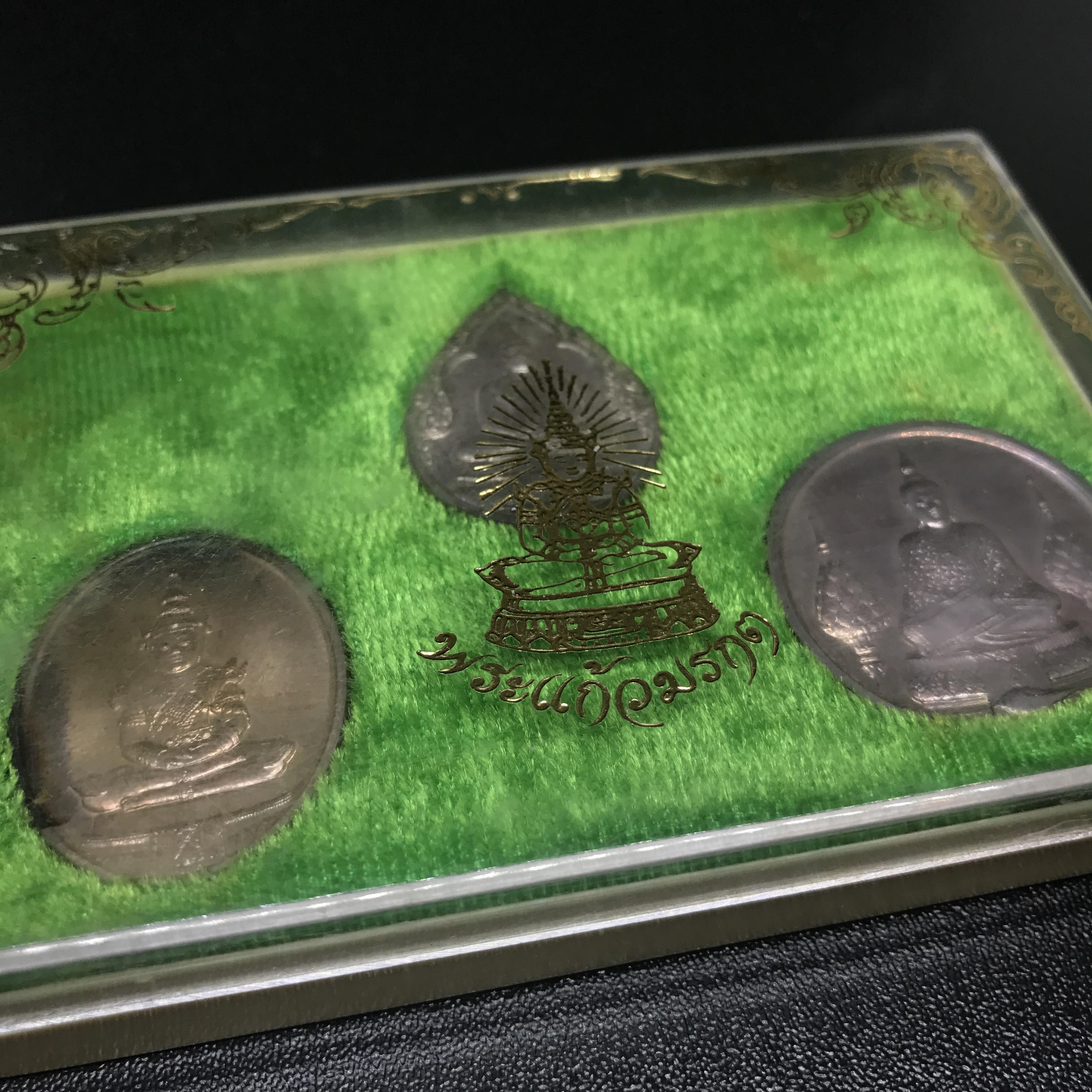 เหรียญพระแก้วมรกตหลัง ภปร ฉลองกรุงรัตนโกสินทร์ครบ 200 ปี พ.ศ.2525 เนื้อเงินกล่องบรรจุเดิมครบ3พิมพ์(บล็อกแรกไม่มีพระราชศรัธา)(ในหลวงรัชกาลที่9 เสด็จในพิธี)