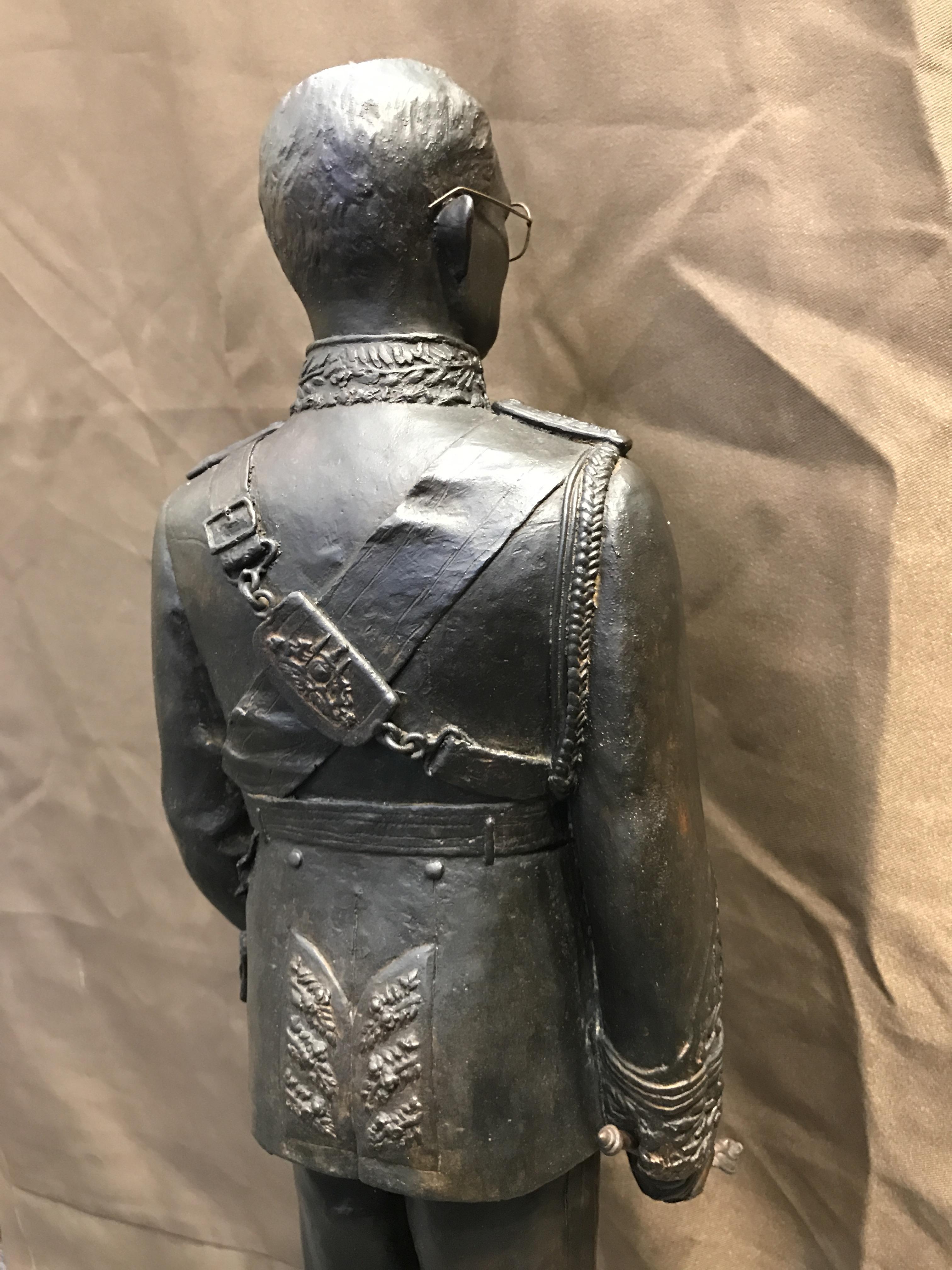 พระบรมรูปพระบาทสมเด็จพระเจ้าอยู่หัวรัชกาลที่9 เนื่องในวโรกาสที่ท่านเสด็จเถลิงถวัลย์ราชนสมบัติเป็นปีที่ 50 พุทธศักราช 2539 ( ปีกาญจนาภิเษก ) เนื้อสำริดนอก องค์ยืนบนฐานหินอ่อนพร้อมตราฉลองครองราชย์ ครบ50 ปี