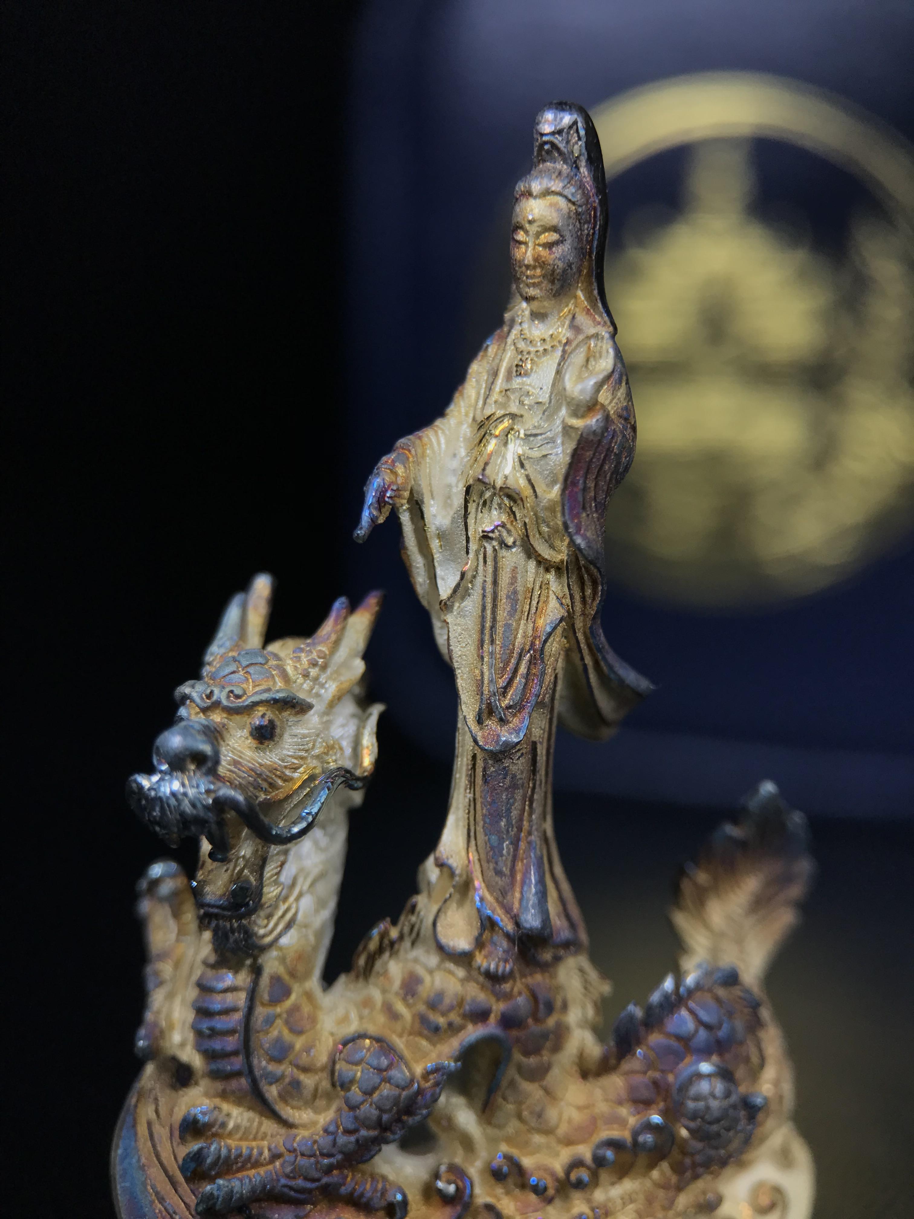 รูปหล่อลอยองค์พระโพธิสัตว์กวนอิม ทรงประทับมังกร จ.ระนอง ปี 2539 เนื้อเงิน พิมพ์ใหญ่(ผิวรุ้งไฟ)(สภาพผิวเดิมขึ้นสีรุ้งธรรมชาติสวยแบบนิยม)(เสน่ห์พระเนื้อเงินสีสันที่ธรรมชาติสรรค์สร้าง)เฉลิมฉลองในวโรกาสที่พระบาทสมเด็จพระเจ้าอยู่หัวทรงครองสิริราชสมบัติครบ50ปี