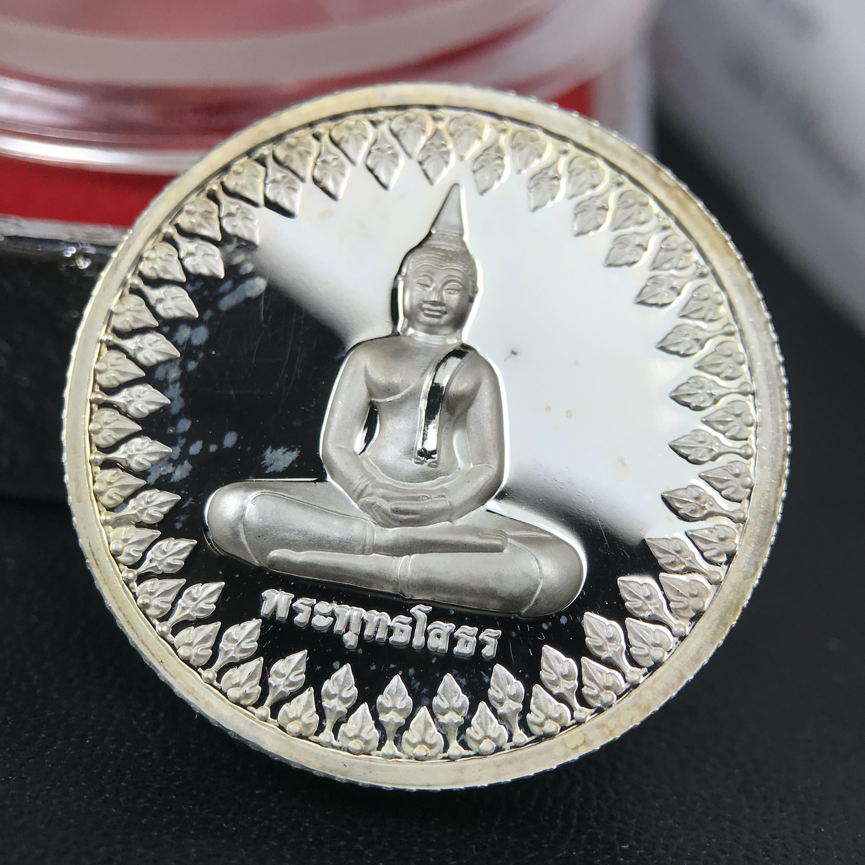 เหรียญพระพุทธโสธร ตราสัญลักษณ์ ภปร. รุ่นสมโภชน์พระอุโบสถเฉลิมพระเกียรติ วัดโสธรวรารามวรวิหาร เฉลิมพระเกียรติ ร.9 เจริญพระชนมายุ 80 พรรษา ปี2550 เนื้อเงินนอก(99%)ขัดเงาพ่นทราย ขนาด 28 มม. มีโค๊ดหมายเลขกำกับ สวยๆเดิมๆ พร้อมกล่องเดิมจากวัด และใบรับรองการผลิต