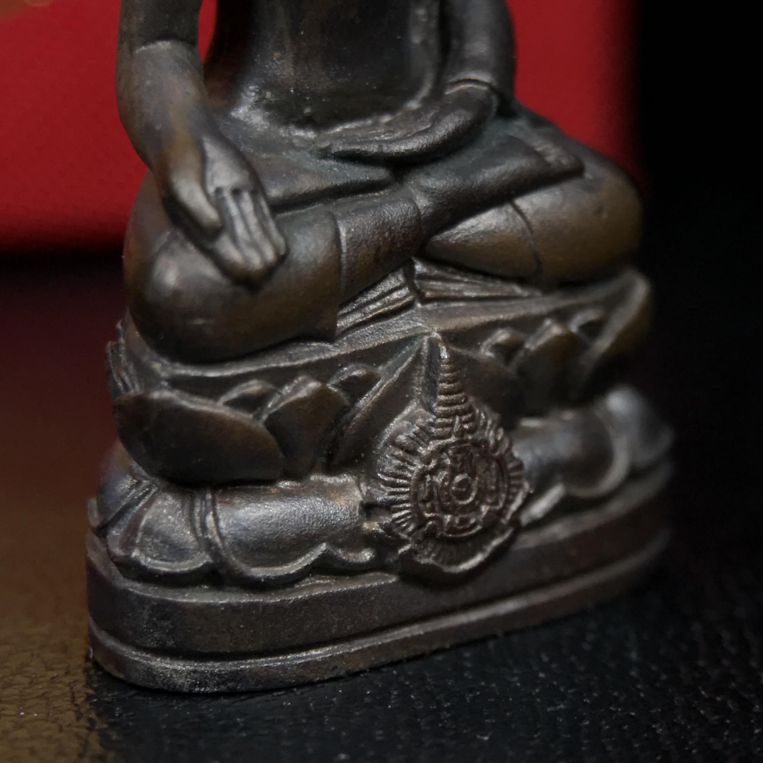 พระกริ่งไพรีพินาศ บรรจุเหล็กไหล ครั้งแรกและครั้งเดียวในประวัติศาสตร์ เฉลิมพระเกียรติ พระบาทสมเด็จพระเจ้าอยู่หัวรัชกาลที่9 พระชนมพรรษา 6 รอบ ปี2542 เนื้อนวโลหะผสมทองคำ(บรรจุเหล็กไหล)ดีนอก-ดีใน พิธีใหญ่ มวลสารเด่น(หายาก พิเศษกรรมการ ตอก 2 โค๊ต พบเจอน้อยมาก)