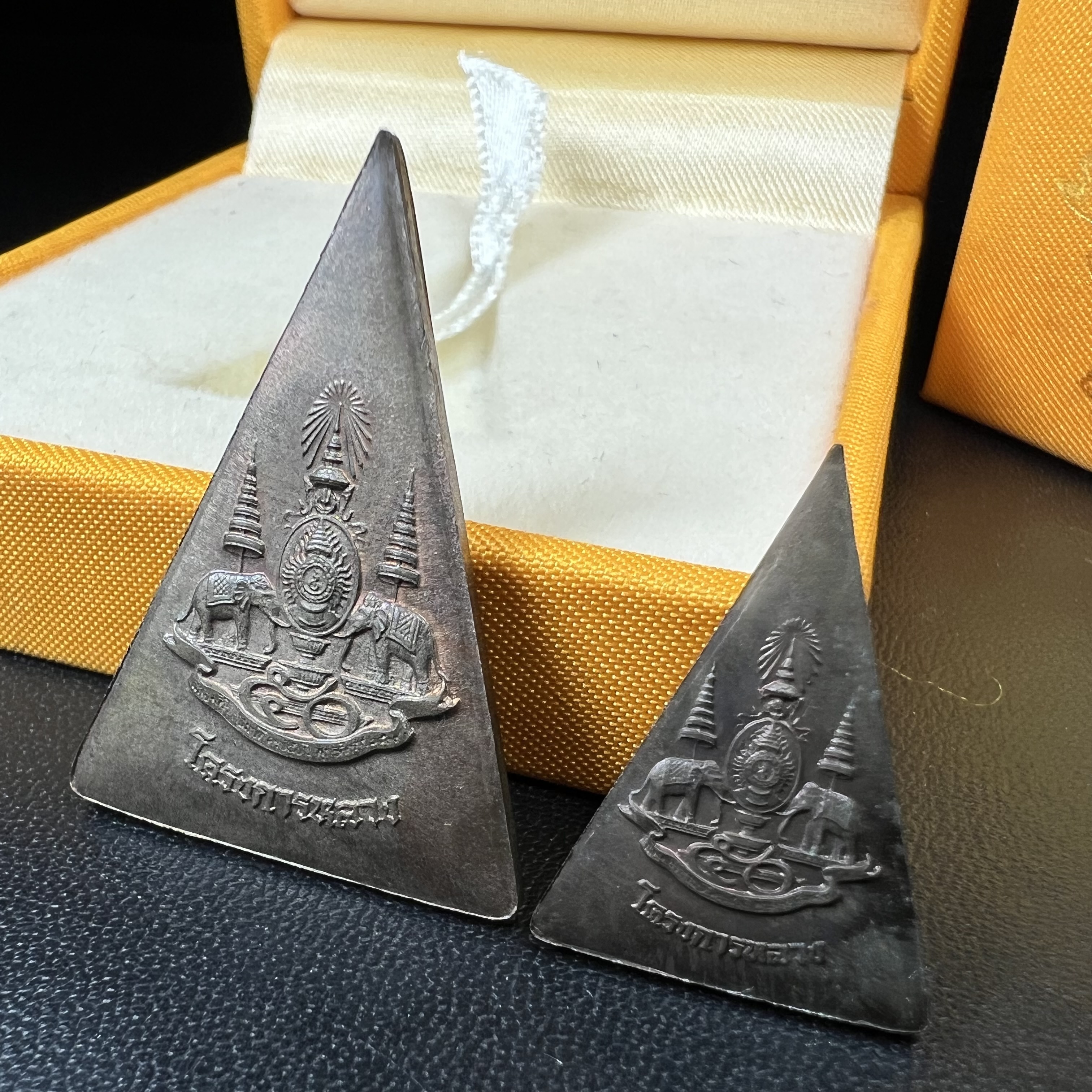 พระพุทธนวราชบพิตร พระพิมพ์จิตรลดา โครงการหลวง ปี2539 (พิมพ์ใหญ่+พิมพ์เล็ก) เนื้อนวโลหะ พร้อมกล่องบรรจุเดิม พิธีใหญ่ ปลุกเสกวัดพระแก้ว(1ชุด 2 องค์)