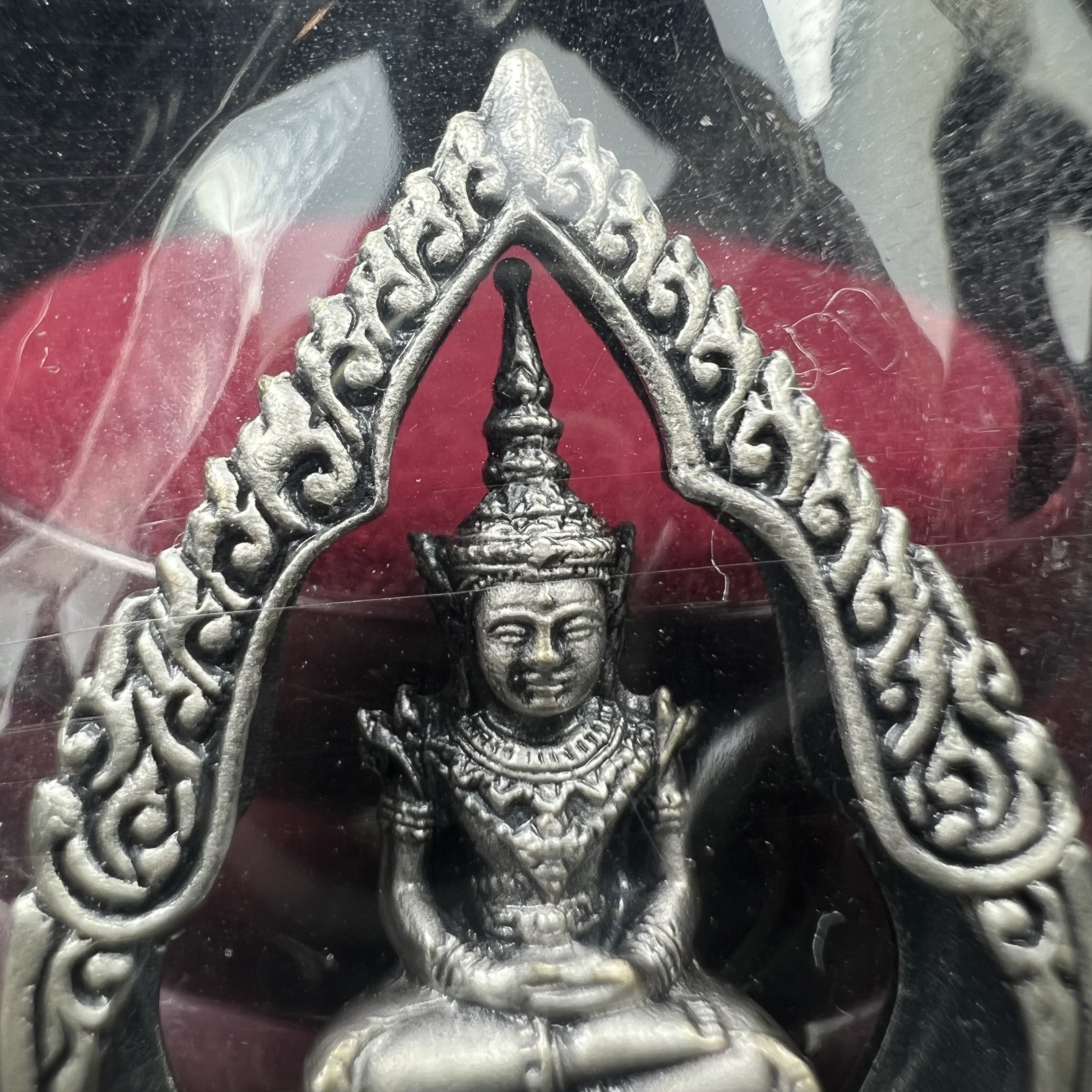 พระแก้วมรกต ภปร.(รุ่นแรก) ปี2545 รุ่นฉลองกรุงรัตนโกสินทร์ครบ 220 ปี พิมพ์ลอยองค์ทรงหยดน้ำ เนื้ออัลปาก้า ชุบเงินลงดำ ขนาด 18*27 มม. พร้อมครอบตั้งโชว์เดิม องค์พระซีนซองเดิม สวยครบสมบูรณ์