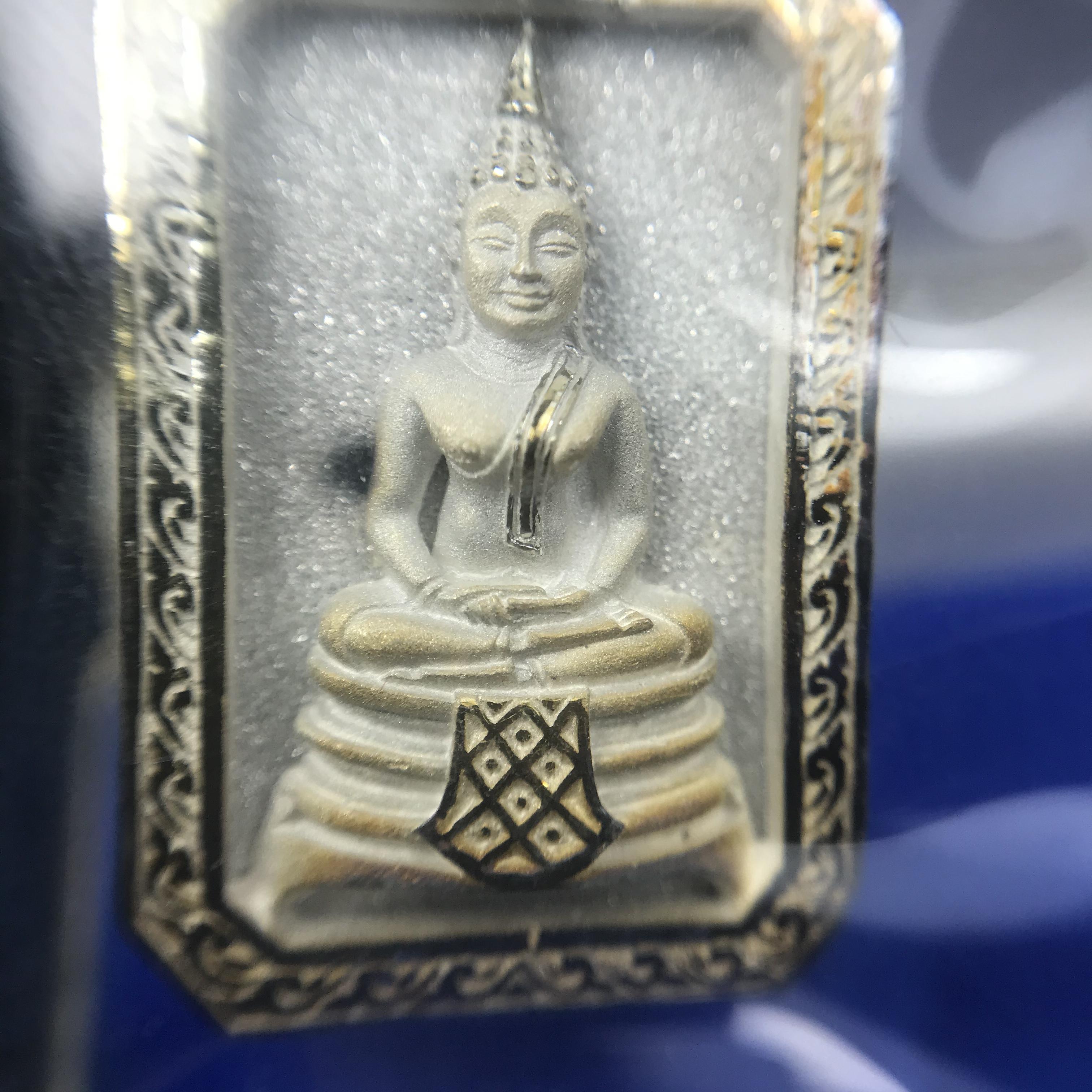 พระพุทธโสธร(หลวงพ่อโสธร) รุ่นสร้างอุโบสถ ปี2539 เนื้อเงิน พิมพ์แปดเหลี่ยม(หายาก) สภาพสวยผิวเดิมขึ้นน้ำทองสีรุ้งแบบนิยม กล่องบรรจุเดิมครบสมบูรณ์